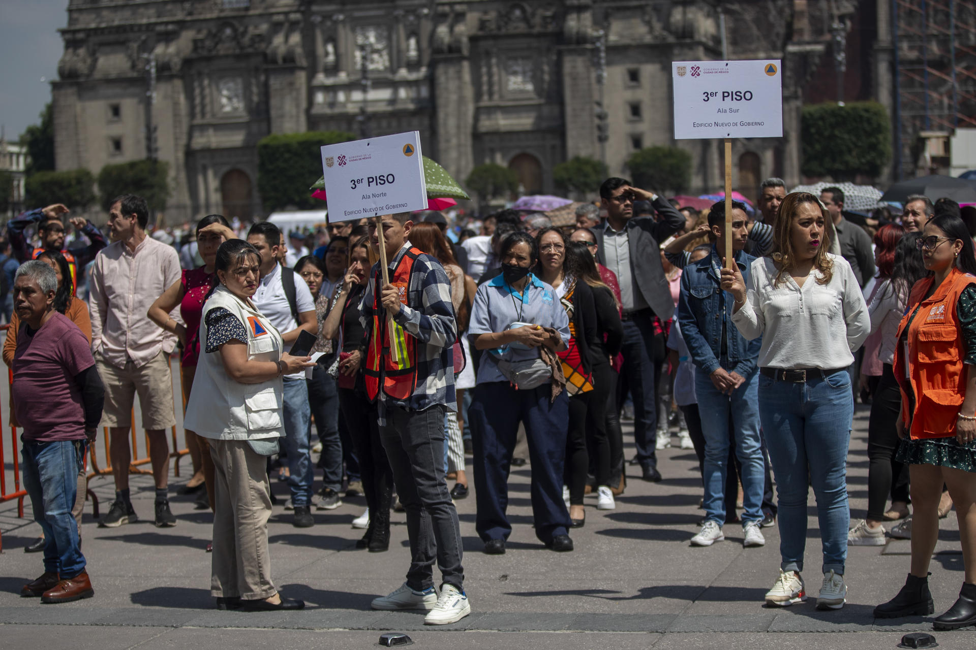 Personas en el simulacro de sismo en México.