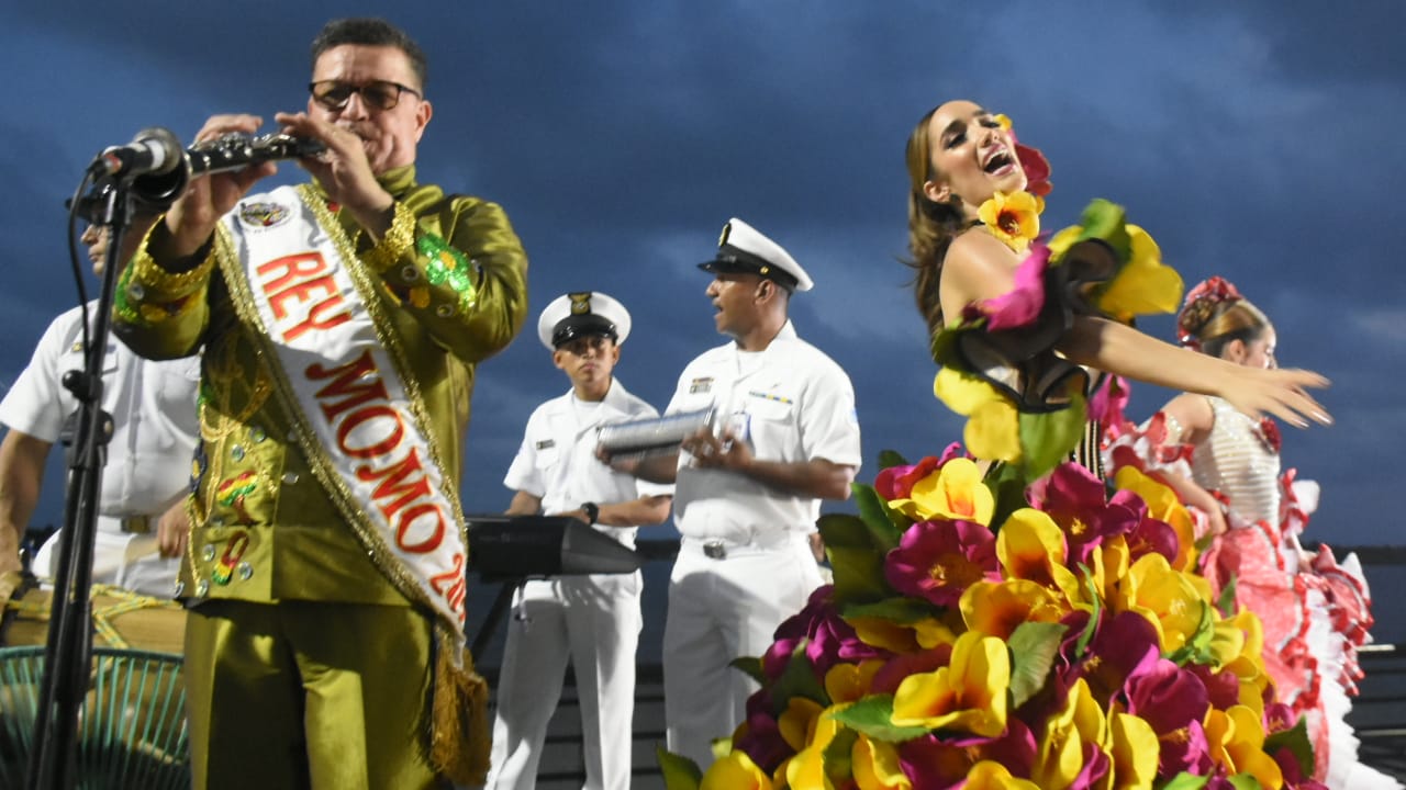 Melissa Cure, Reina del Carnaval de Barranquilla 2024 recibiendo el decreto.