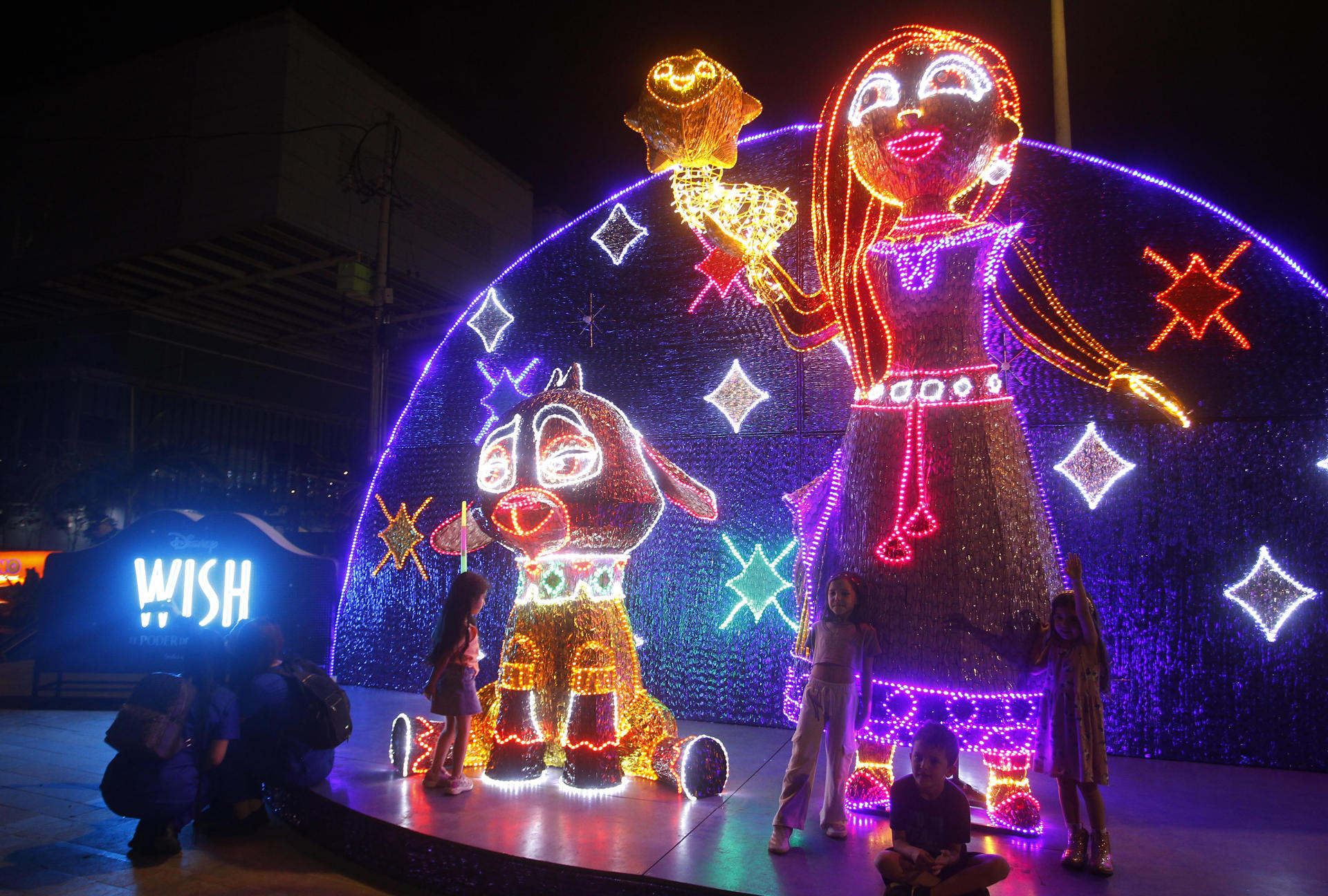 Diferentes personajes en el alumbrado navideño en Medellín.