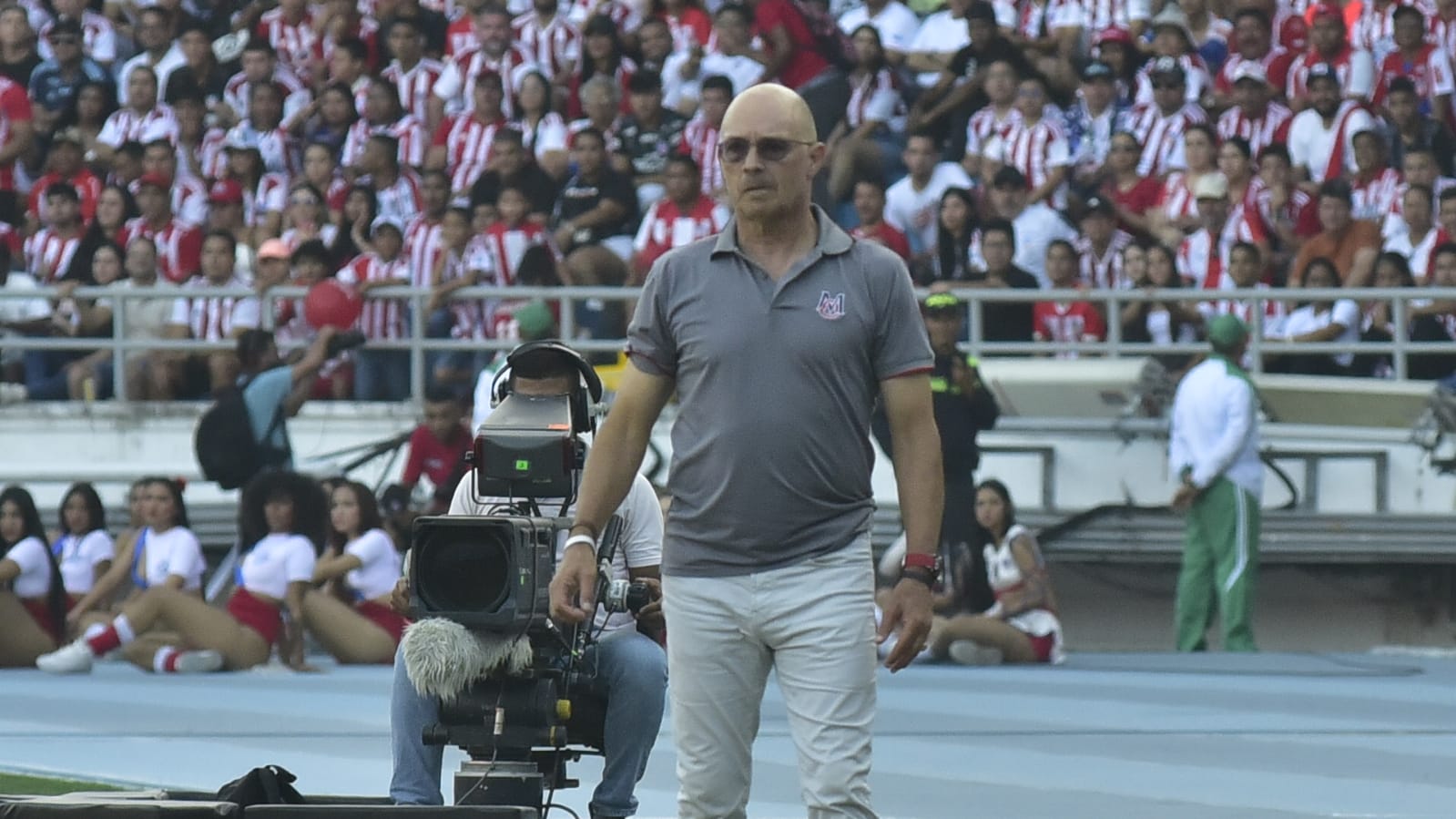 Alfredo Arias, técnico del Medellín, atento al desarrollo del juego.
