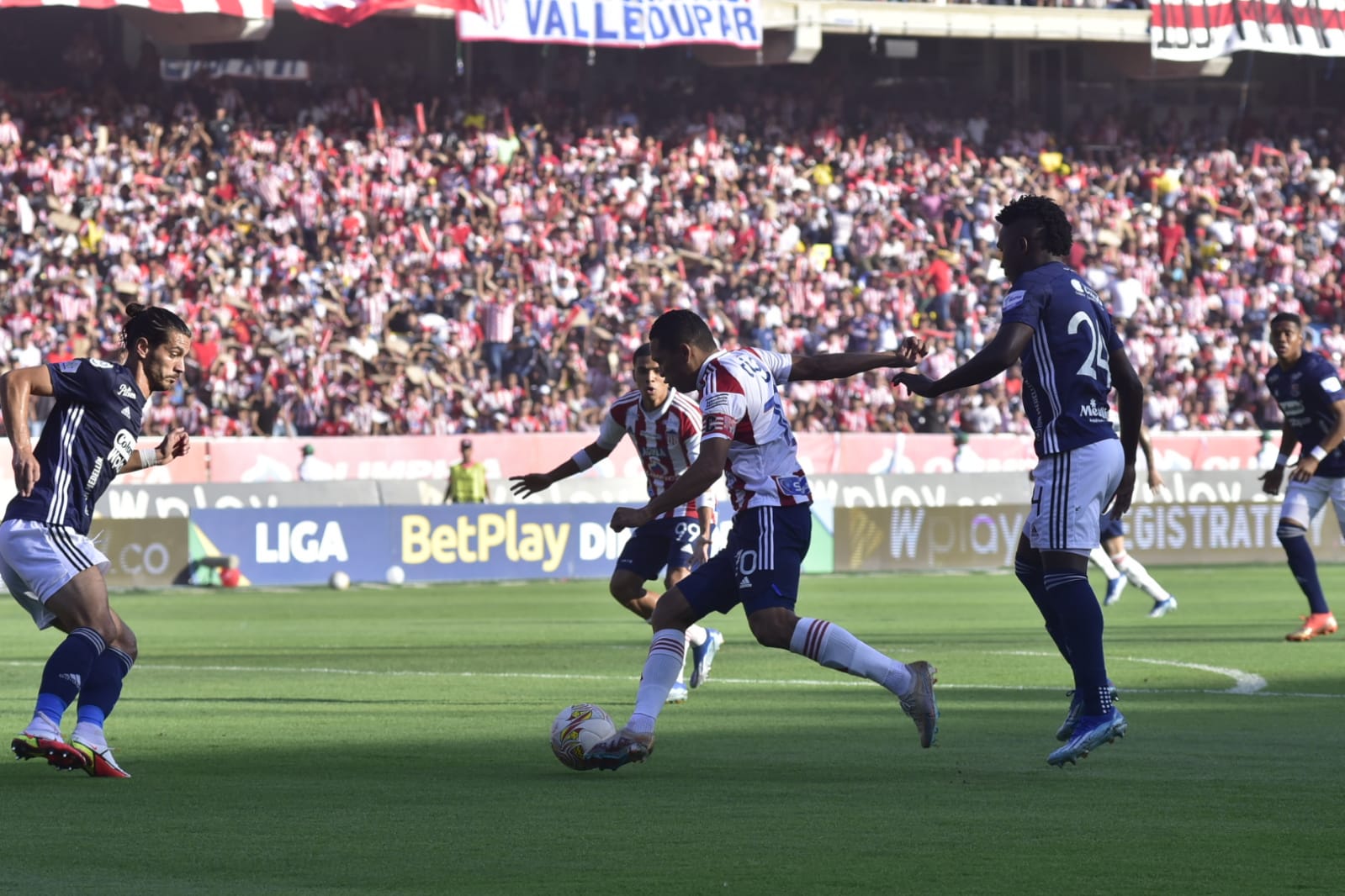 Carlos Bacca imparable para la defensa del Medellín en la maniobra del primer gol.  fue 