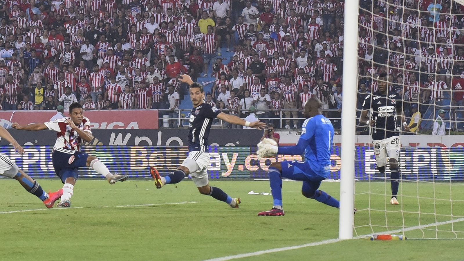 El esplendor del tercer gol del Junior, marcado por Carlos Bacca. 