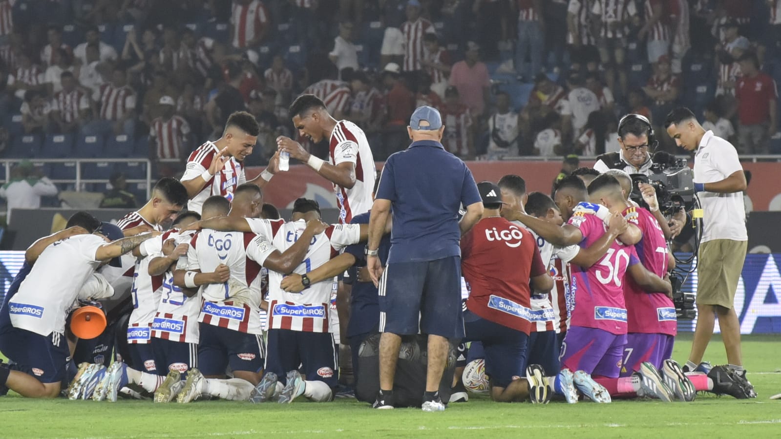Los jugadores del Junior en oración tras lograr el triunfo sobre el Medellín. 