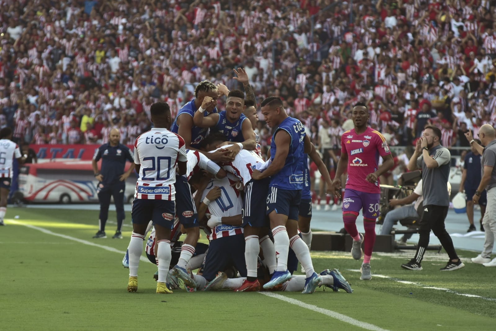 Celebración del primer gol del Junior marcado por Carlos Bacca.