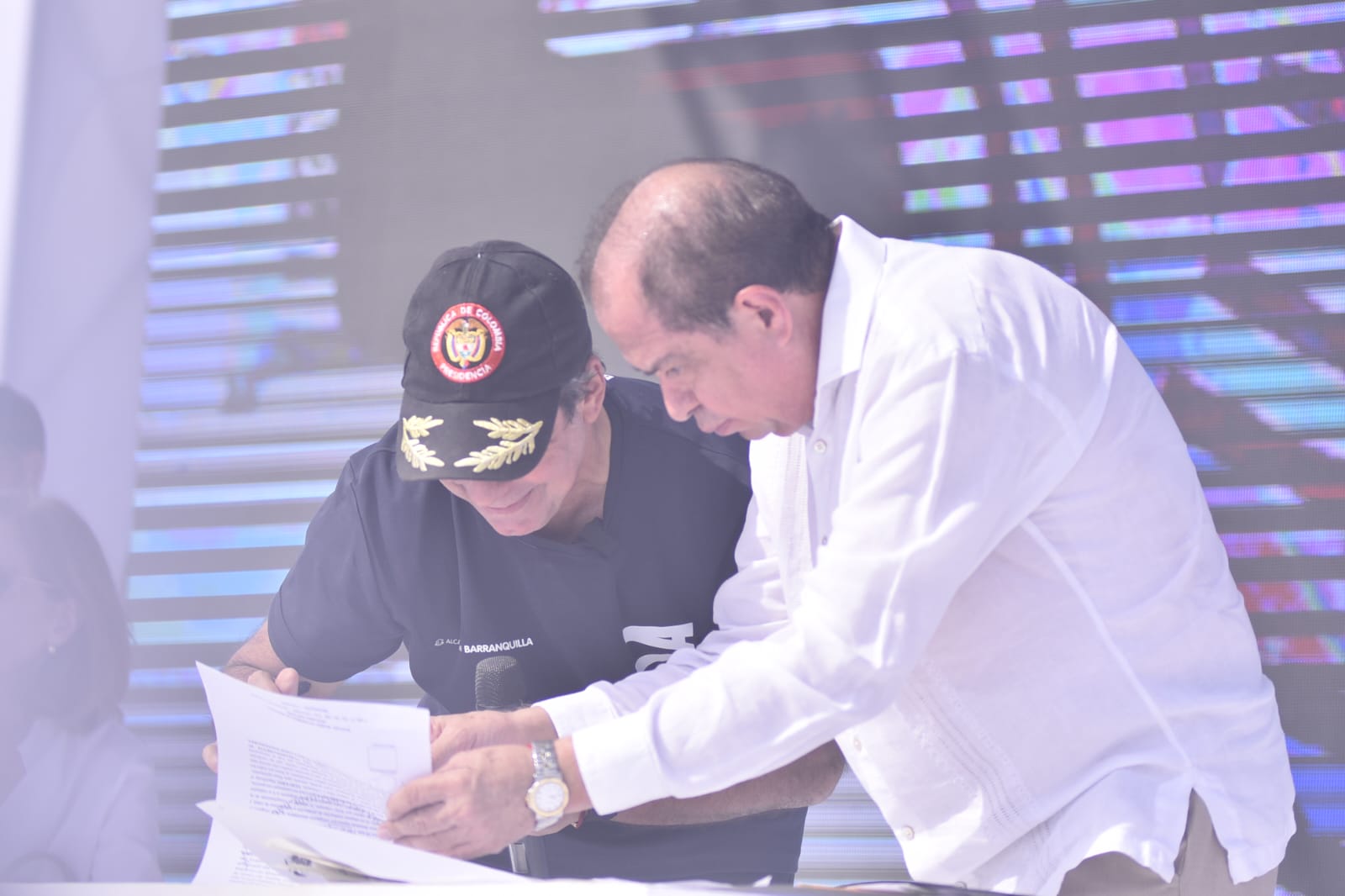 Alex Char firma el acta de posesión ante el Notario Séptimo de Barranquilla, Rafael Gutiérrez. 