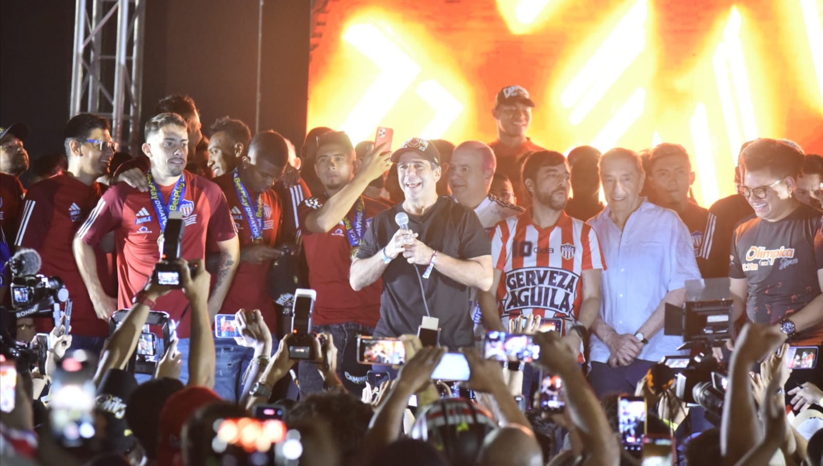 El alcalde electo, Alejandro Char, su padre Fuad Char y el alcalde Jaime Pumarejo, felices en el tributo de Barranquilla a su amado Junior