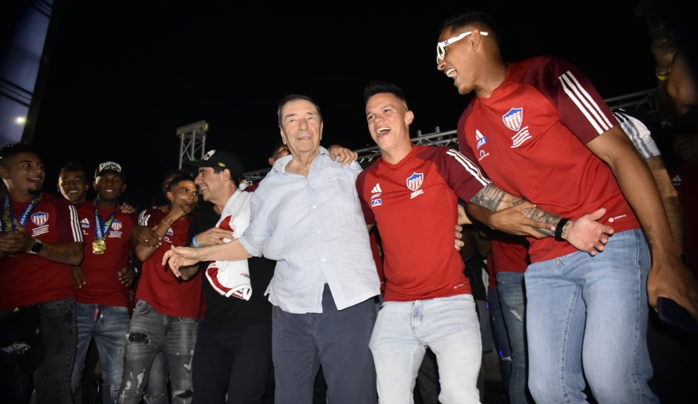 Fuad Char se abrazó y celebró con Wálmer Pacheco y Gabriel Fuentes