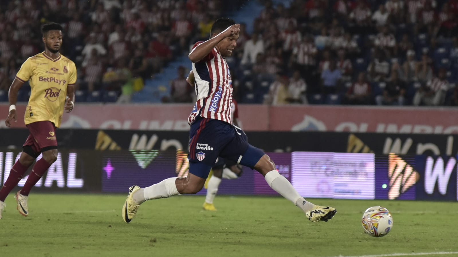 Acción de gol de Carlos Bacca que fue invalidada por fuera de juego del delantero del Junior.