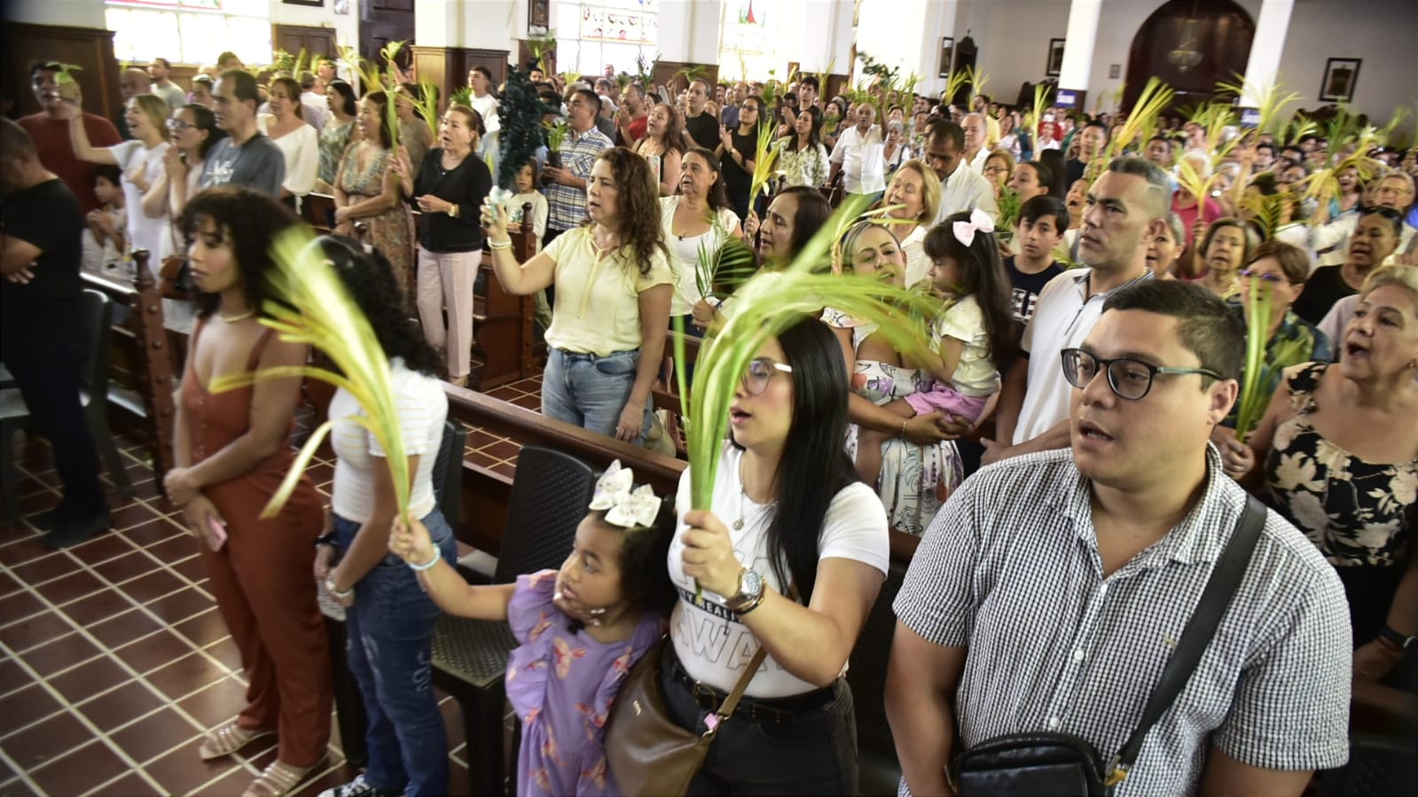 La Iglesia de la Inmaculada Concepción también recibió a decenas de católicos
