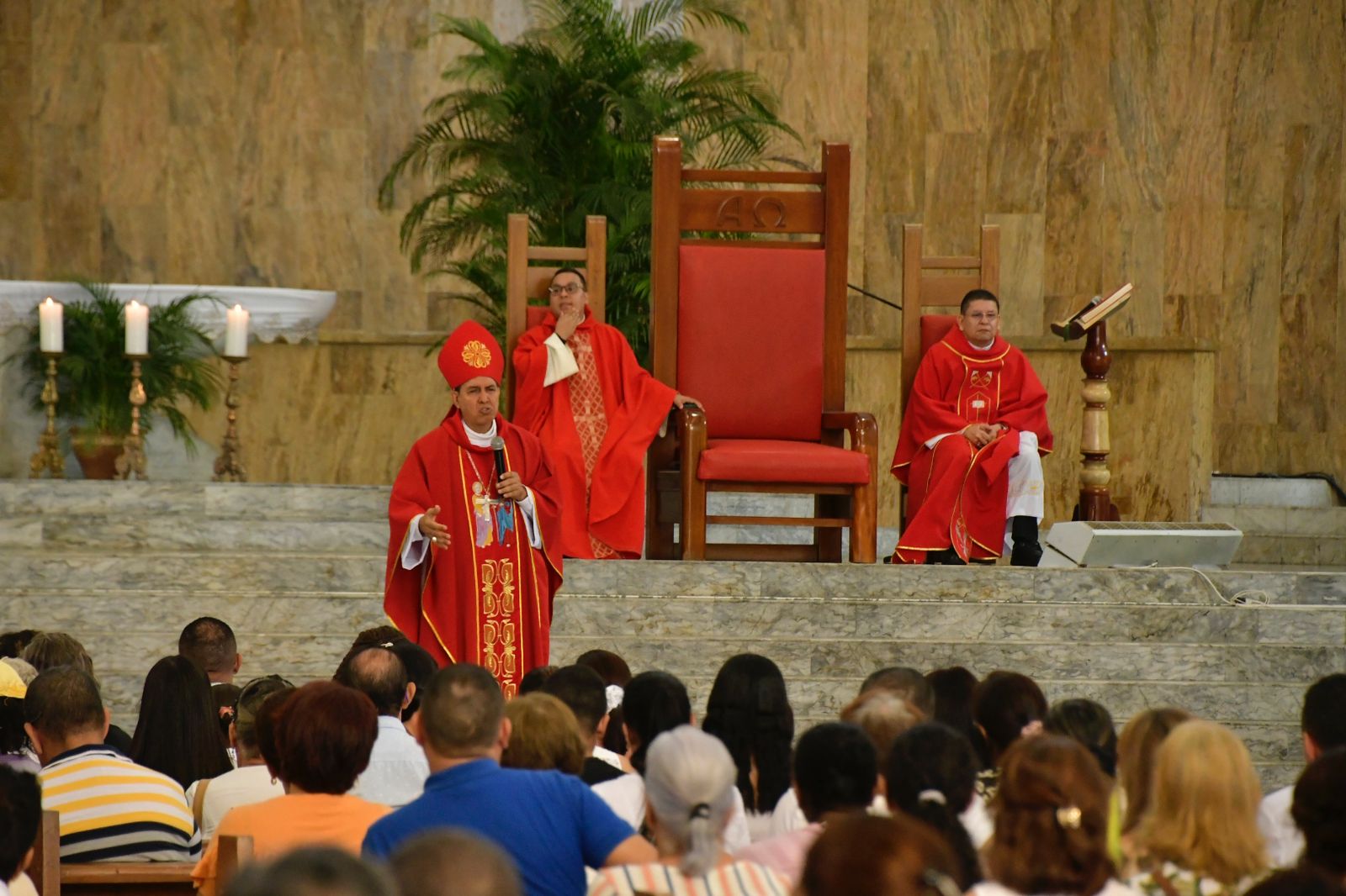 El Arzobispo Pablo Salas en la Catedral Metropolitana María Reina