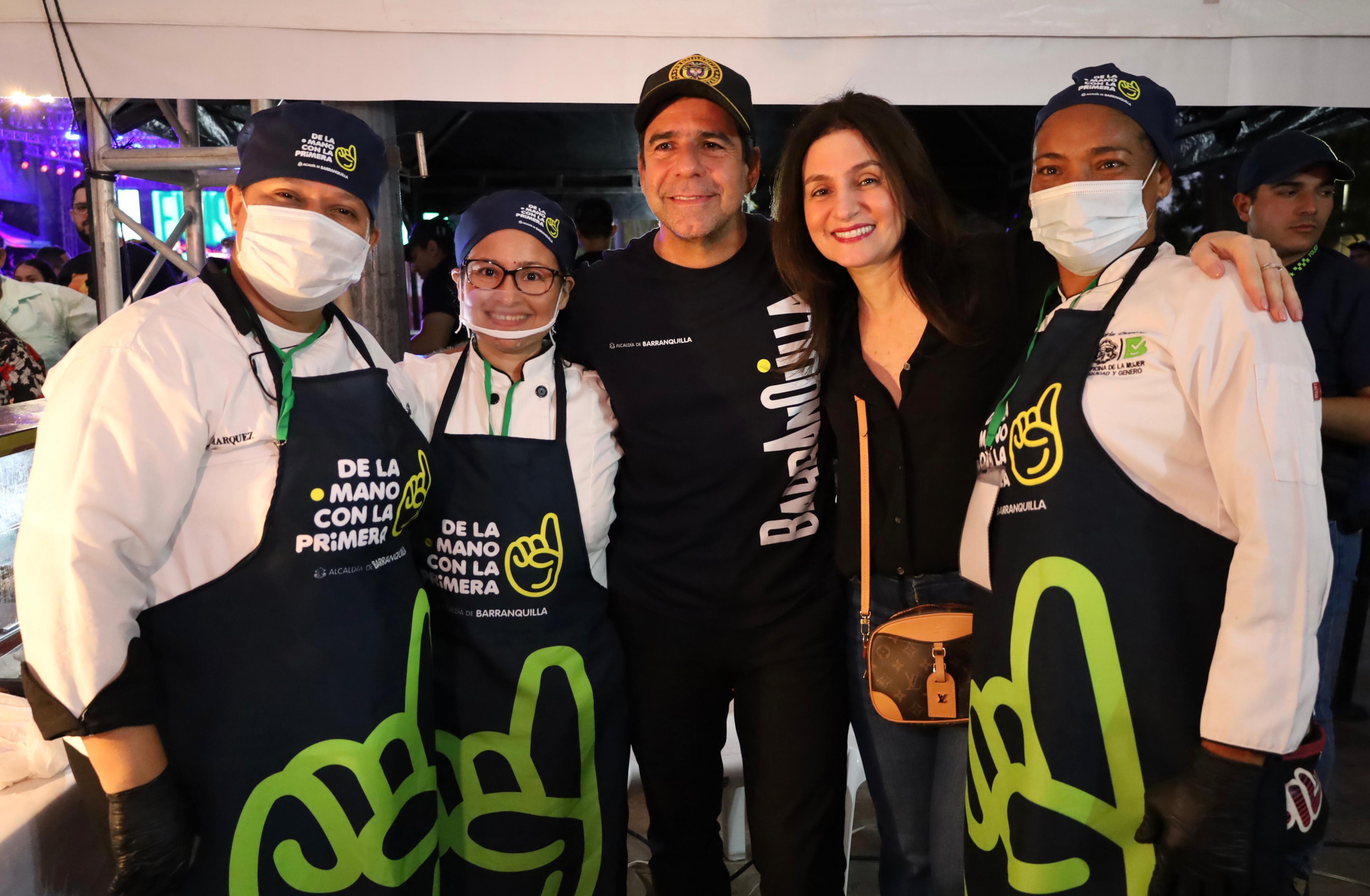 El Alcalde de Barranquilla, Alex Char, con los encargados de los alimentos.