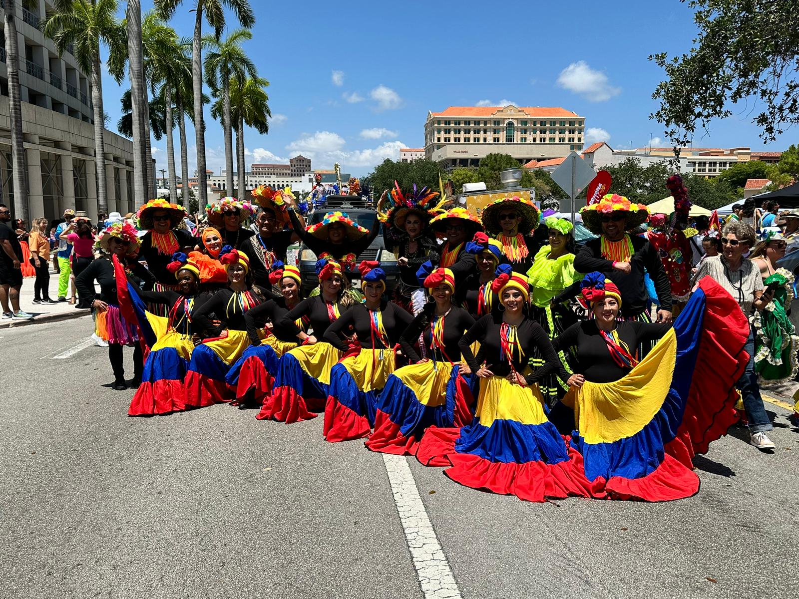 Señora Reina del Carnaval de Barranquilla en Miami y su grupo folclórico.