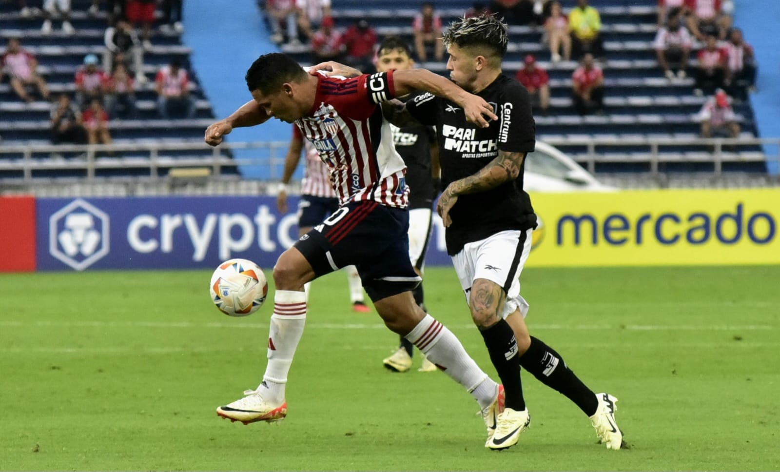 Carlos Bacca intenta despegarse de la marca de Diego Hernández. 