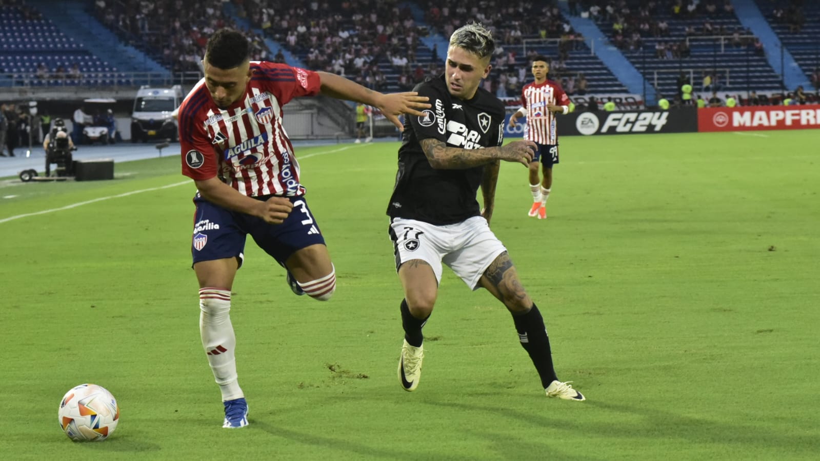Edwin Herrera avanza ante la marca de Diego Hernández. 