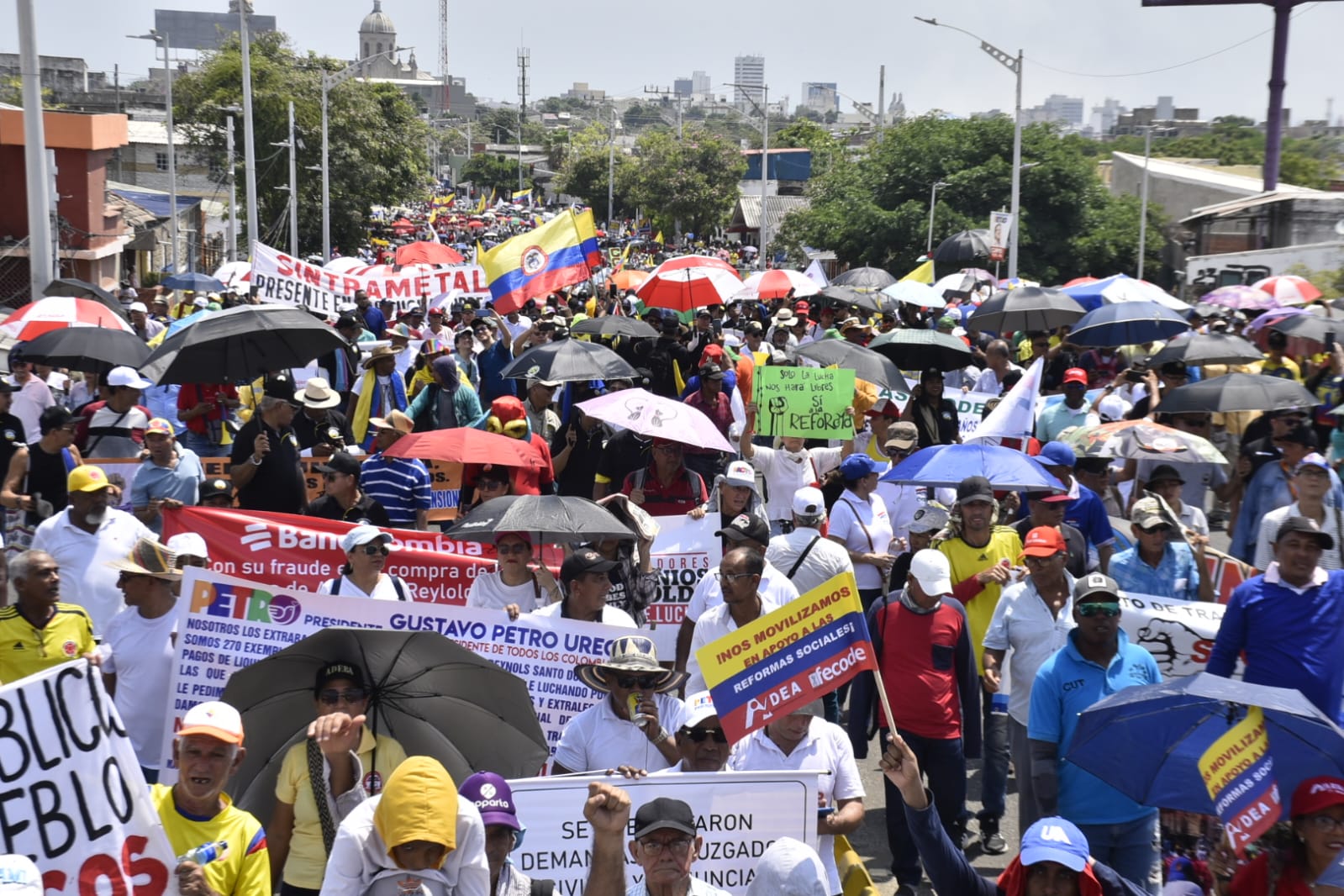 A pesar del fuerte clima, miles de personas marchan en Barranquilla.