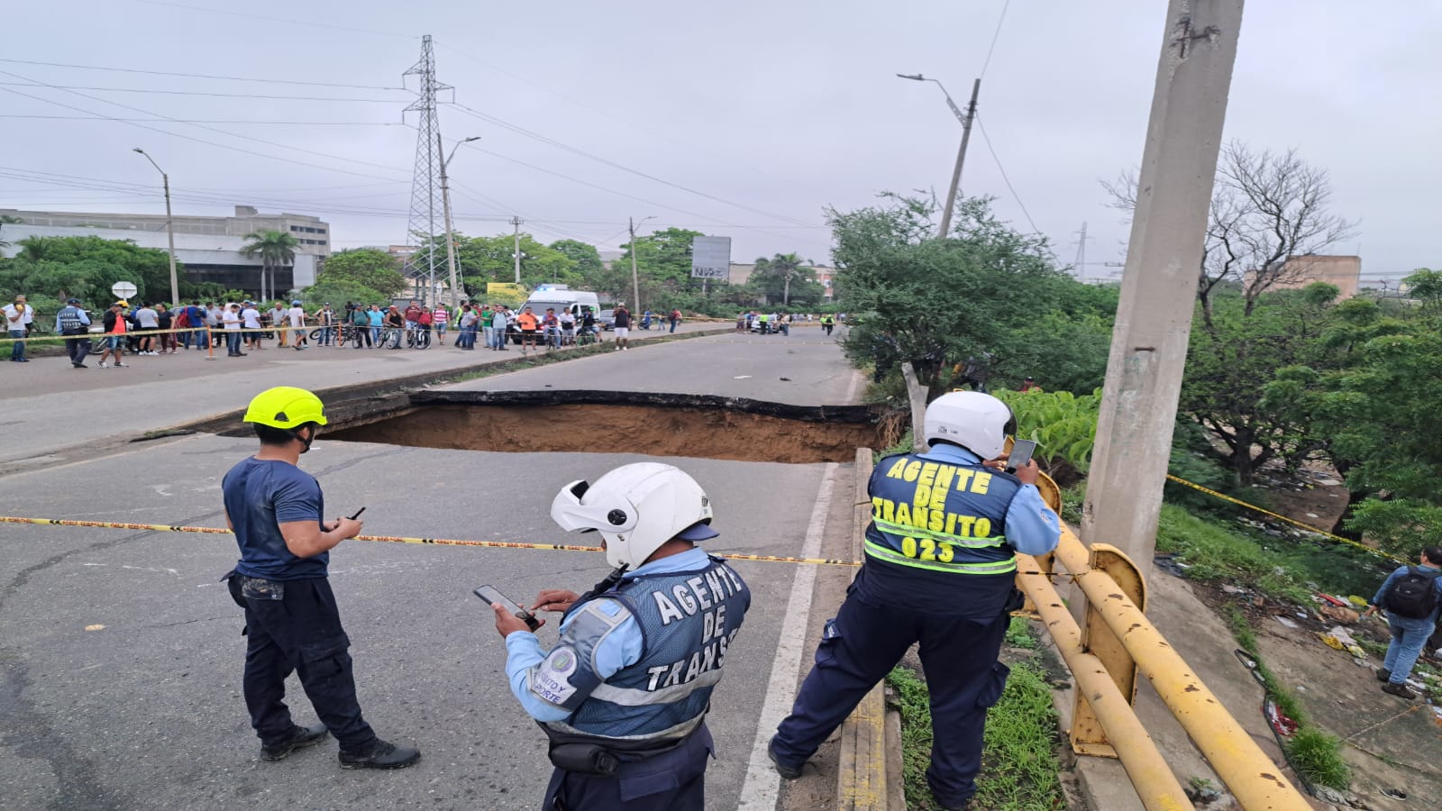 Oficiales de tránsito en el lugar de la tragedia.