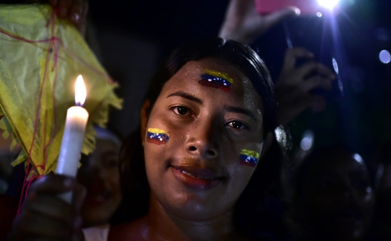 Venezolana con su cara pintada con los colores de su país.