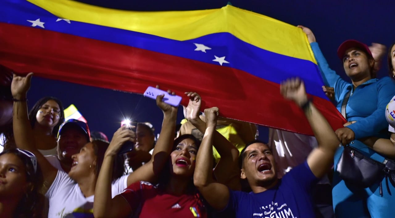 Se reunieron en la noche de este miércoles en la Plaza de la Paz.