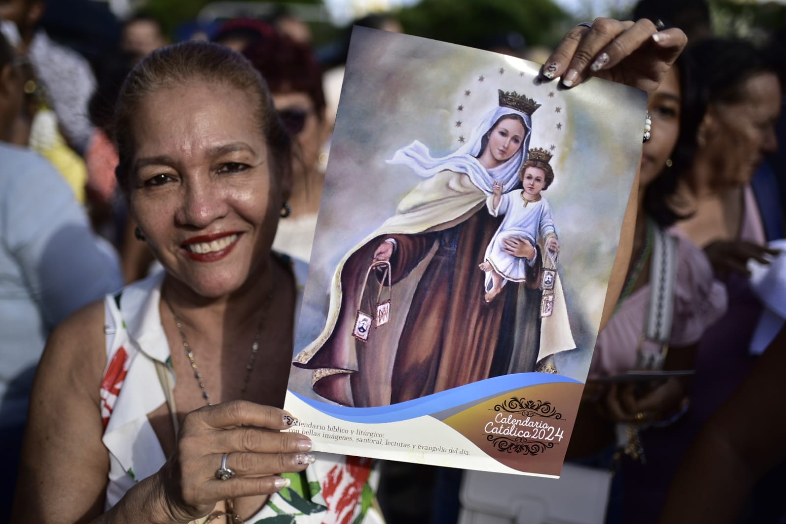 Imágenes de la Virgen de Carmen durante la procesión.