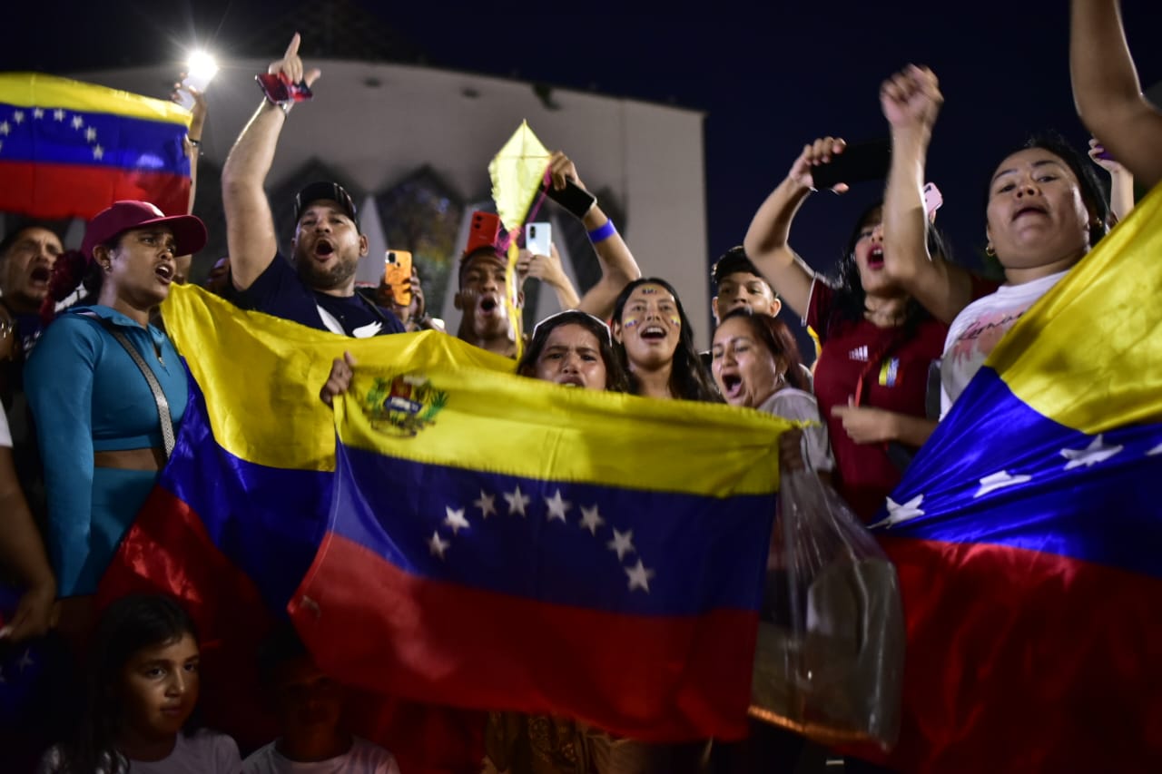 Banderas y cánticos de los venezolanos. 