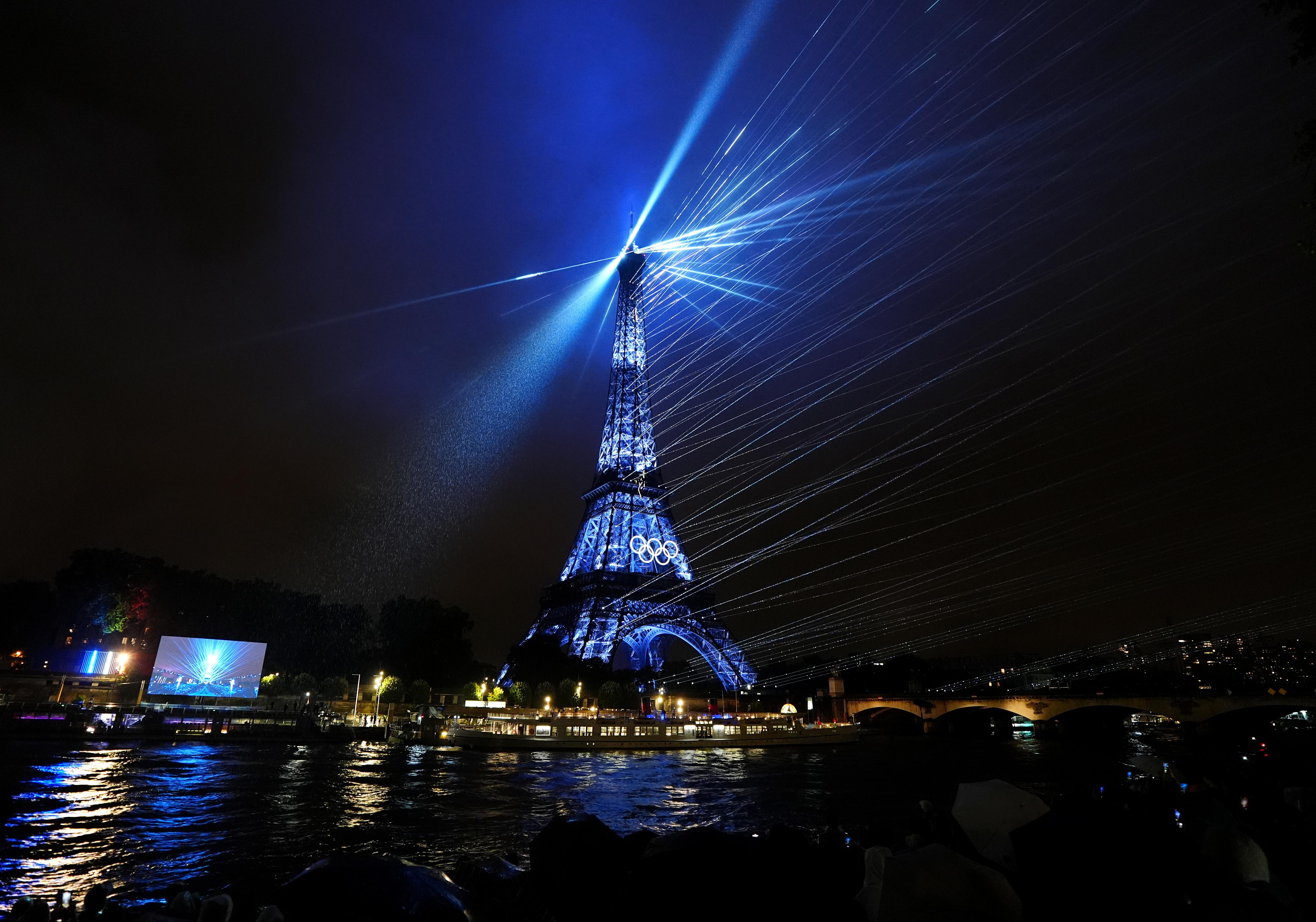 La espectacular torre Eiffel iluminada. 