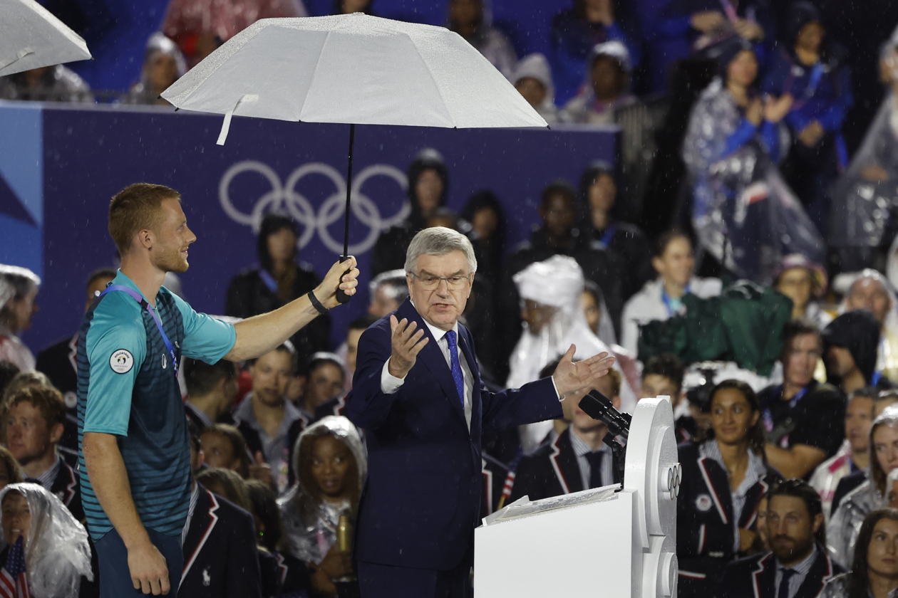 El presidente del Comité Olímpico Internacional, Thomas Bach, en su discurso bajo la lluvia.