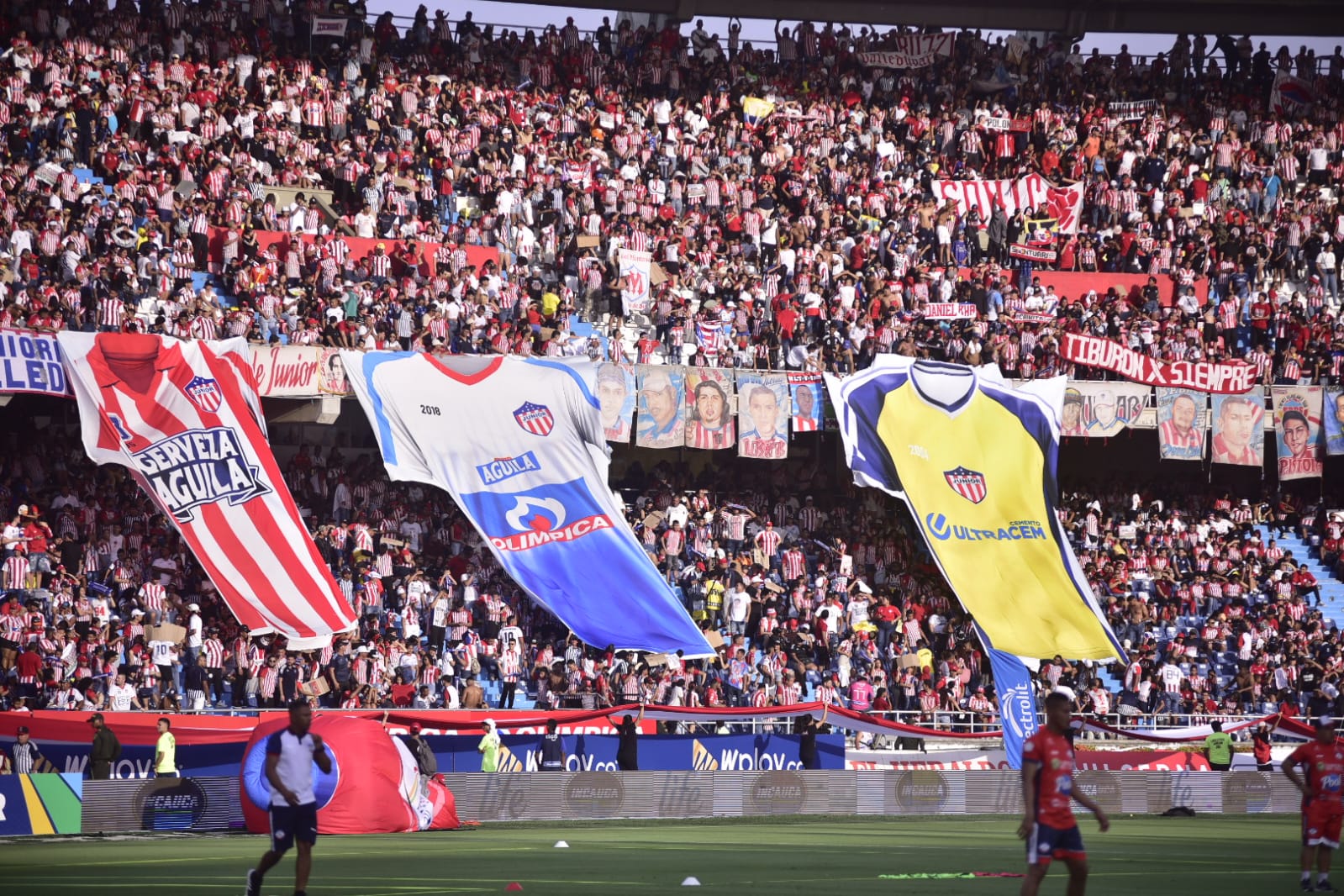 Camisetas en homenaje a los títulos de Junior.