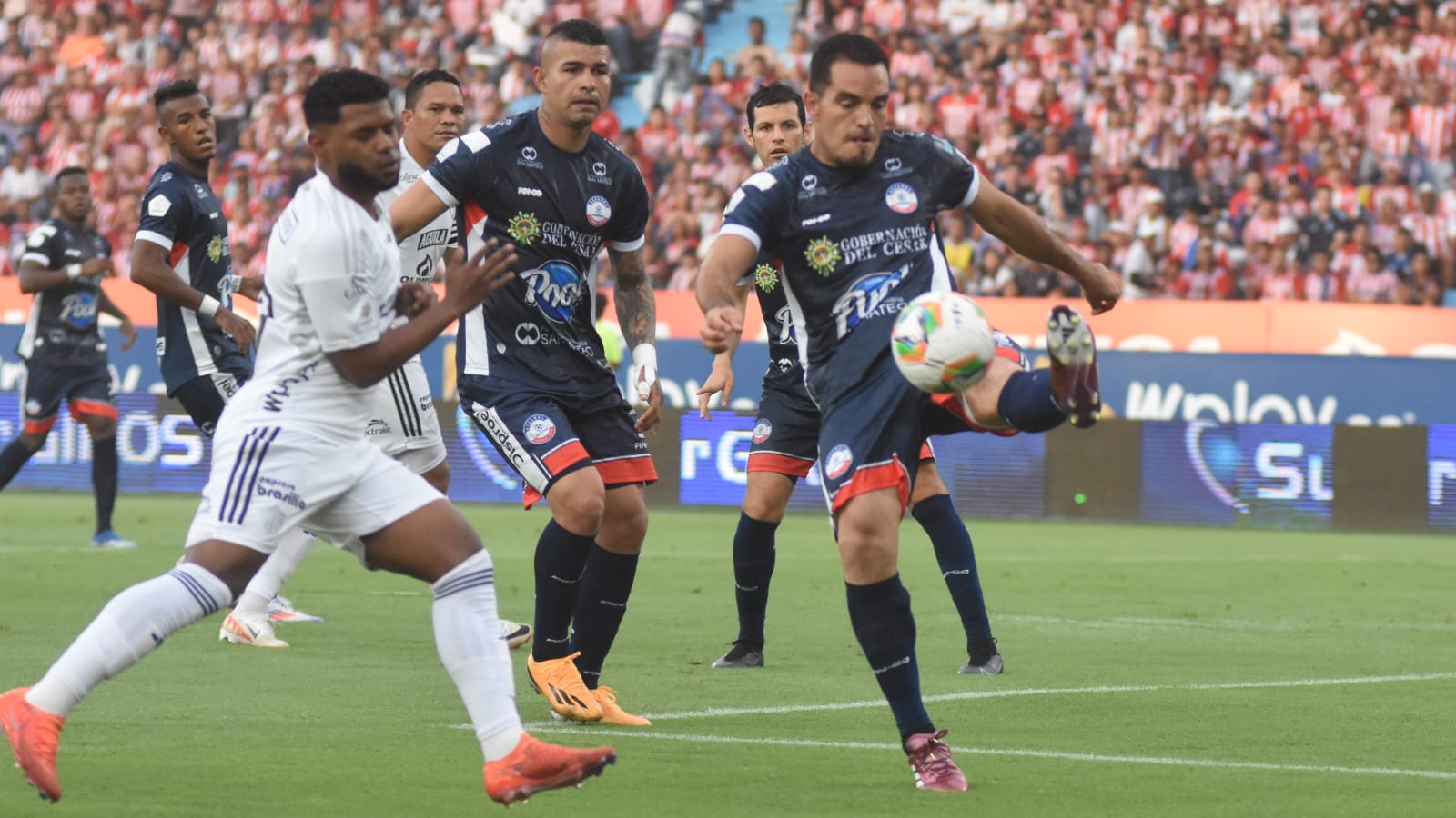 Roberto Hinojoza disputando un balón.