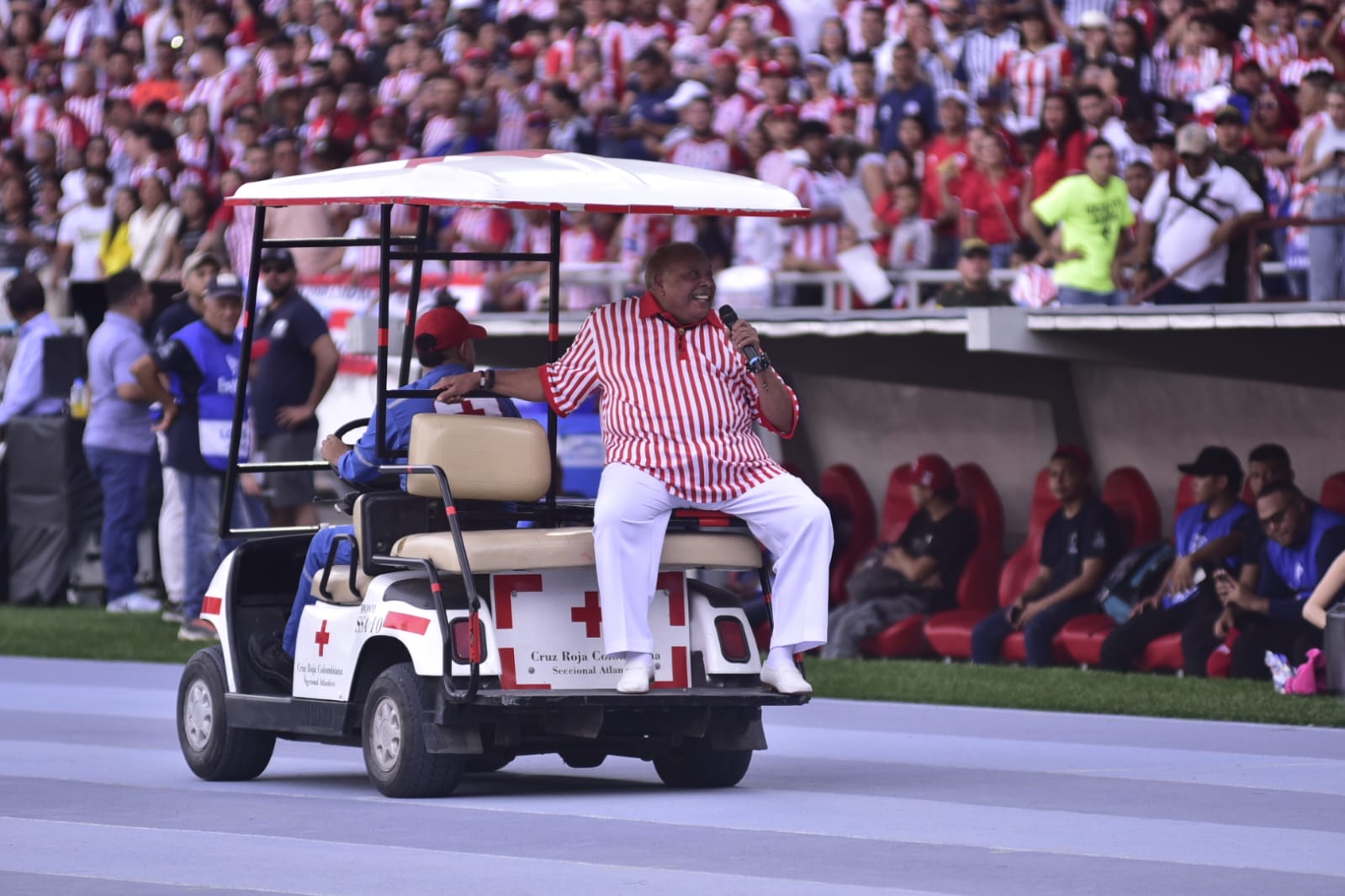 Juan Piña interpretando el Cumbión de Junior en la fiesta del centenario