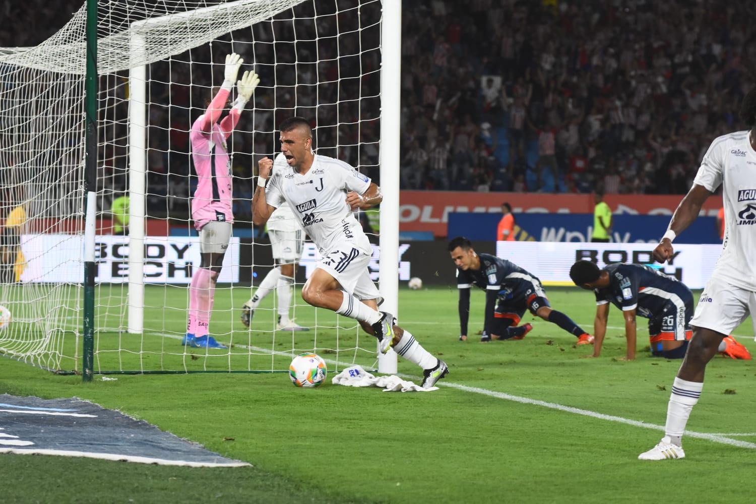 Steven 'Titi' Rodríguez celebrando su gol. 