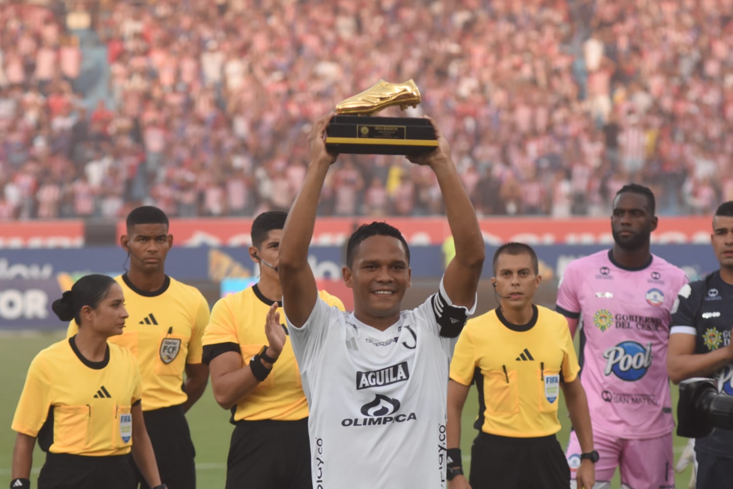 Bacca con su Botín de Oro del semestre anterior.