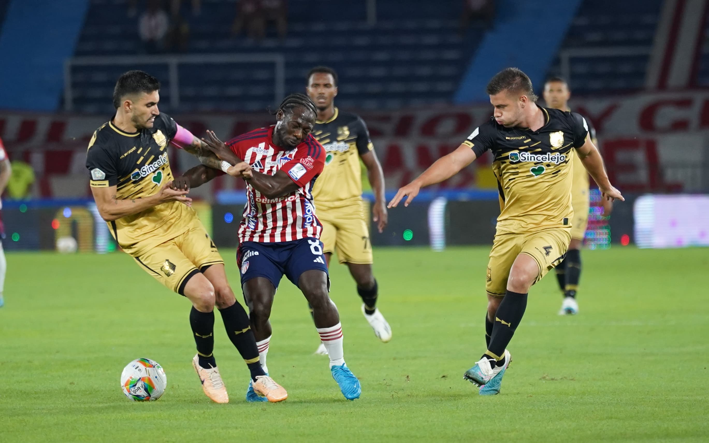 Yimmi Chará disputando el balón con Guillermo Celis.