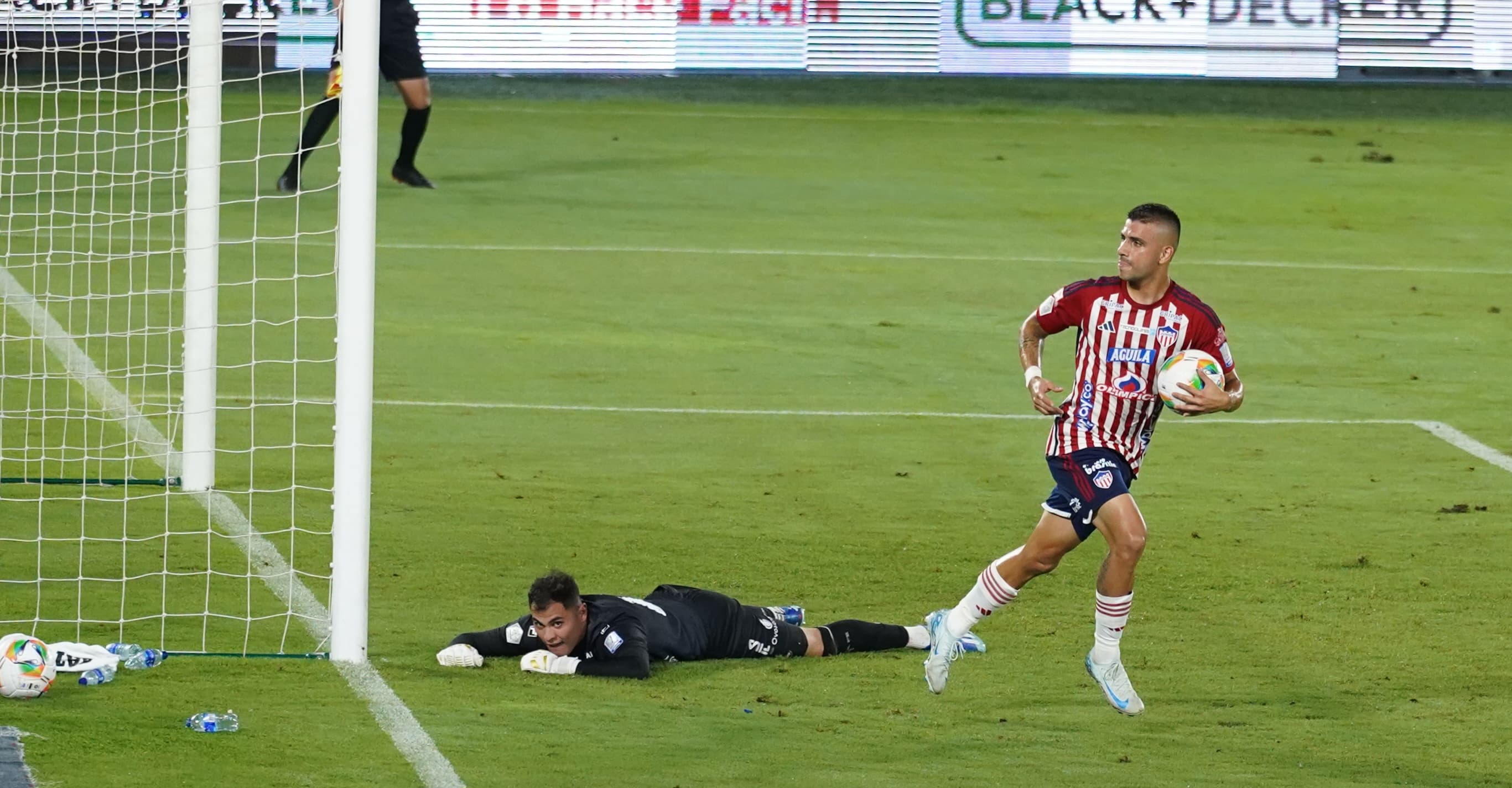 Steven Rodríguez celebrando su gol.