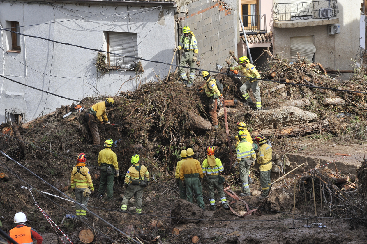 Servicios de emergencia trabajan en el punto más afectado