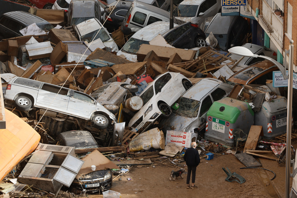 Vehículos amontonados en una calle tras las intensas lluvias