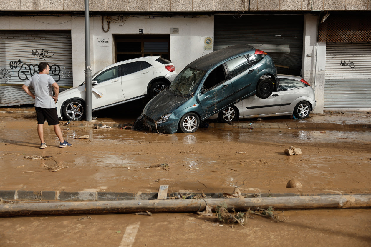  Vehículos amontonados en una calle tras las intensas lluvias