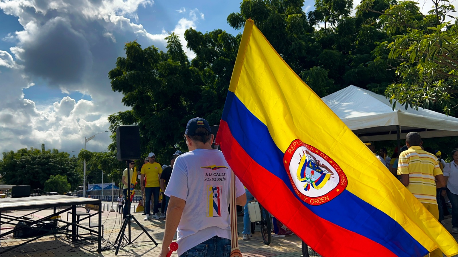 La bandera de Colombia ondeada en la protesta.