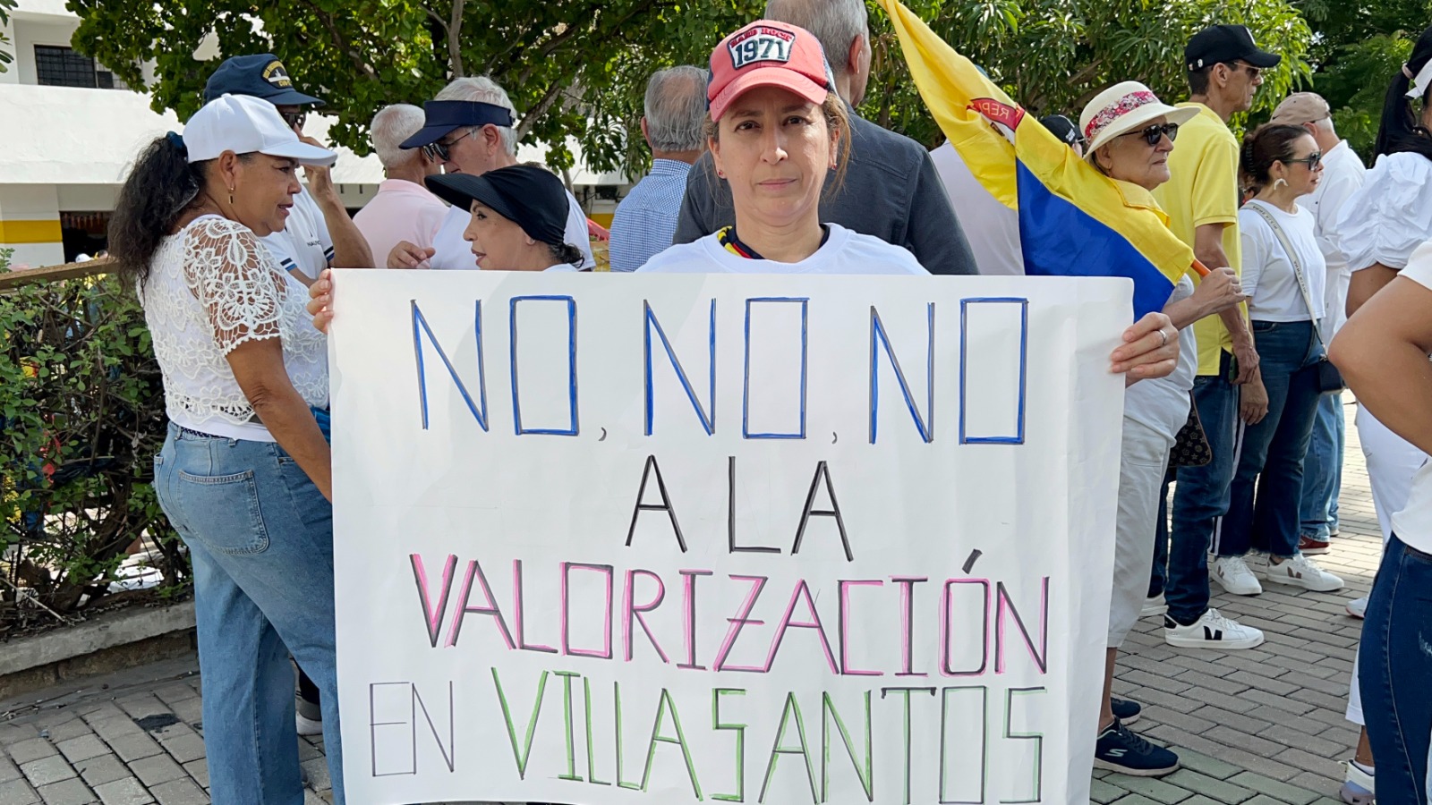 Los manifestantes rechazando también el cobro de la valorización en la vía Barranquilla-Cartagena