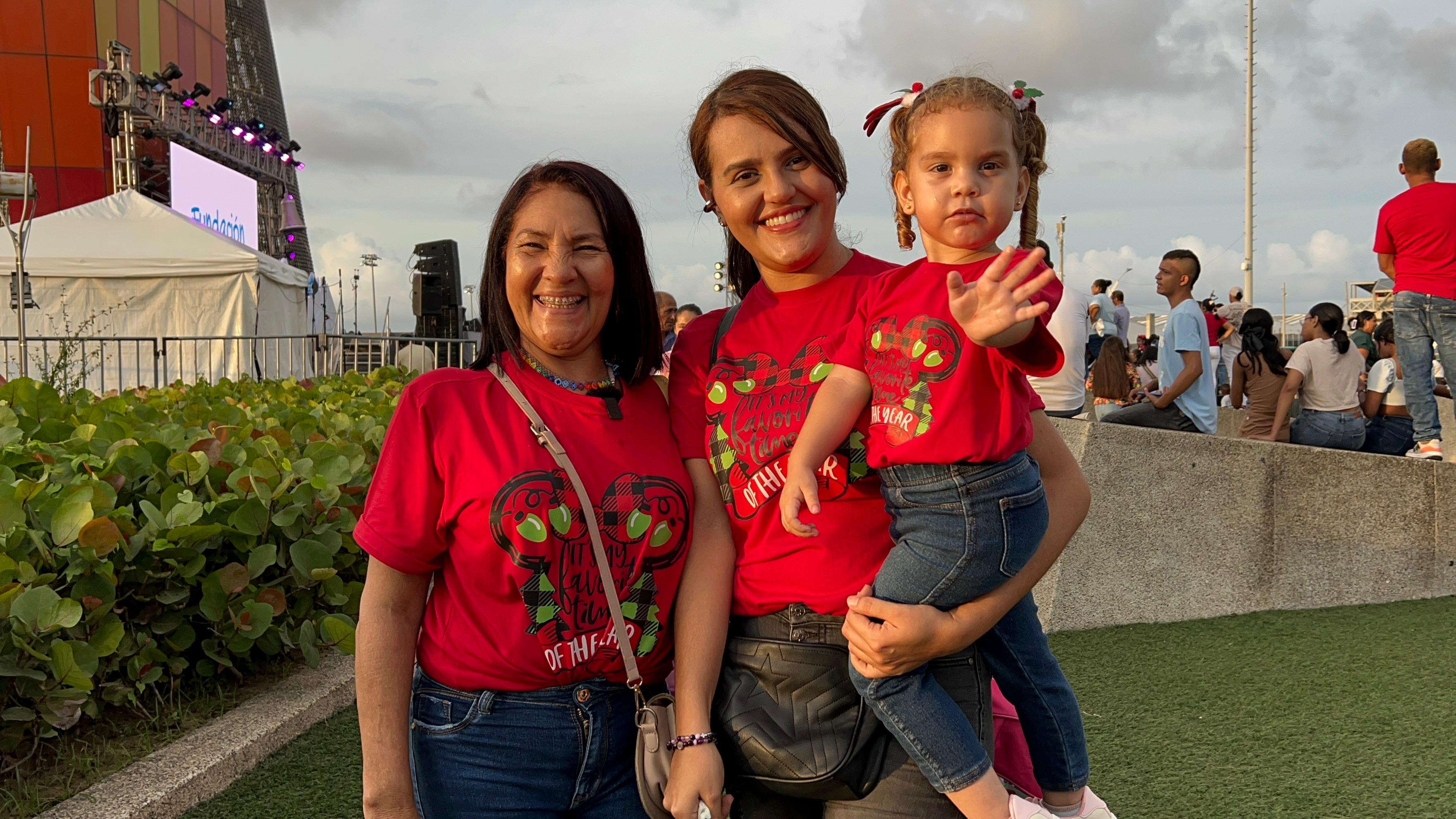 Familias disfrutando momentos previos a la encendida del árbol. 