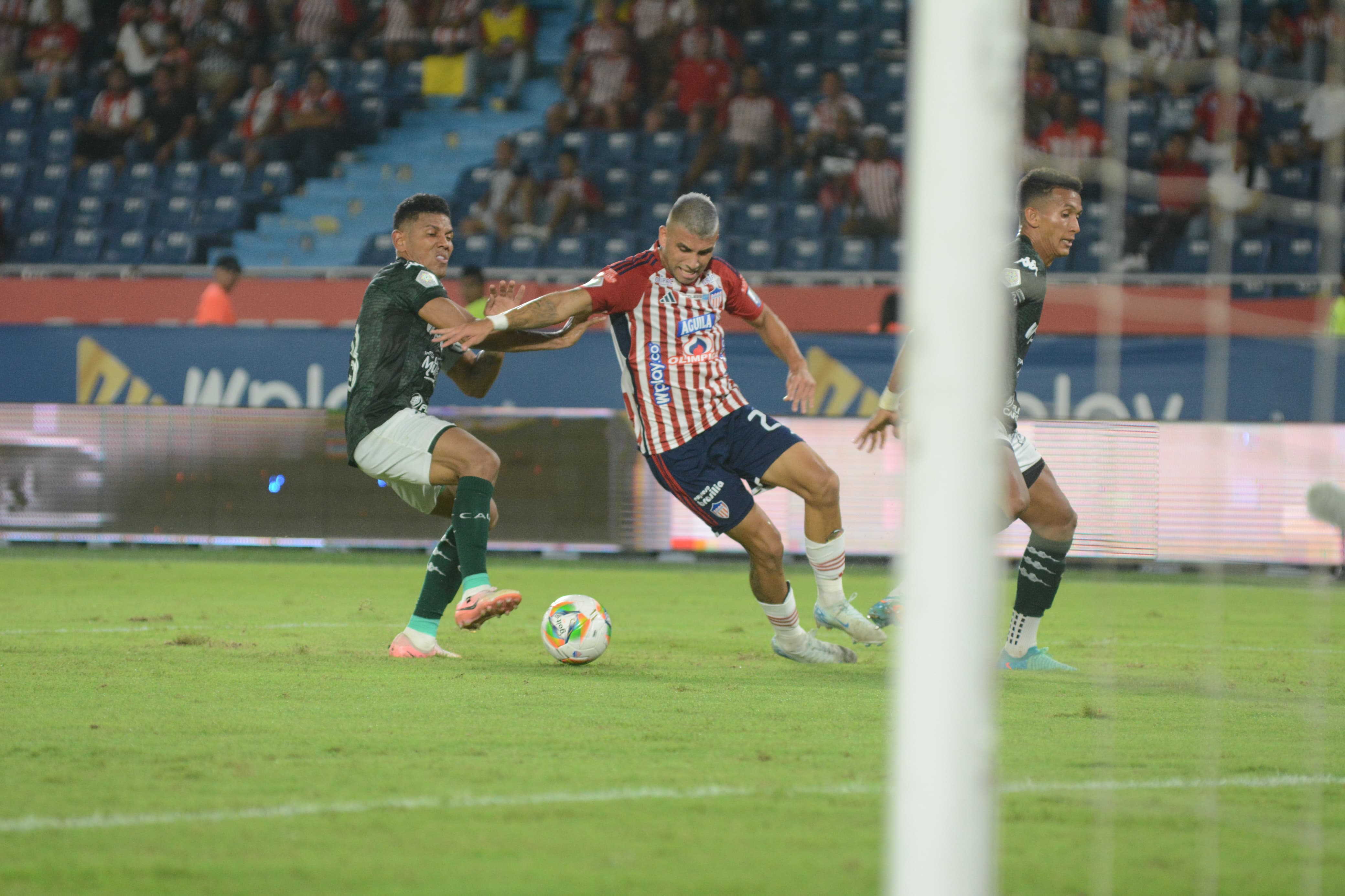 Aspecto del partido entre Junior y el Deportivo Cali. 