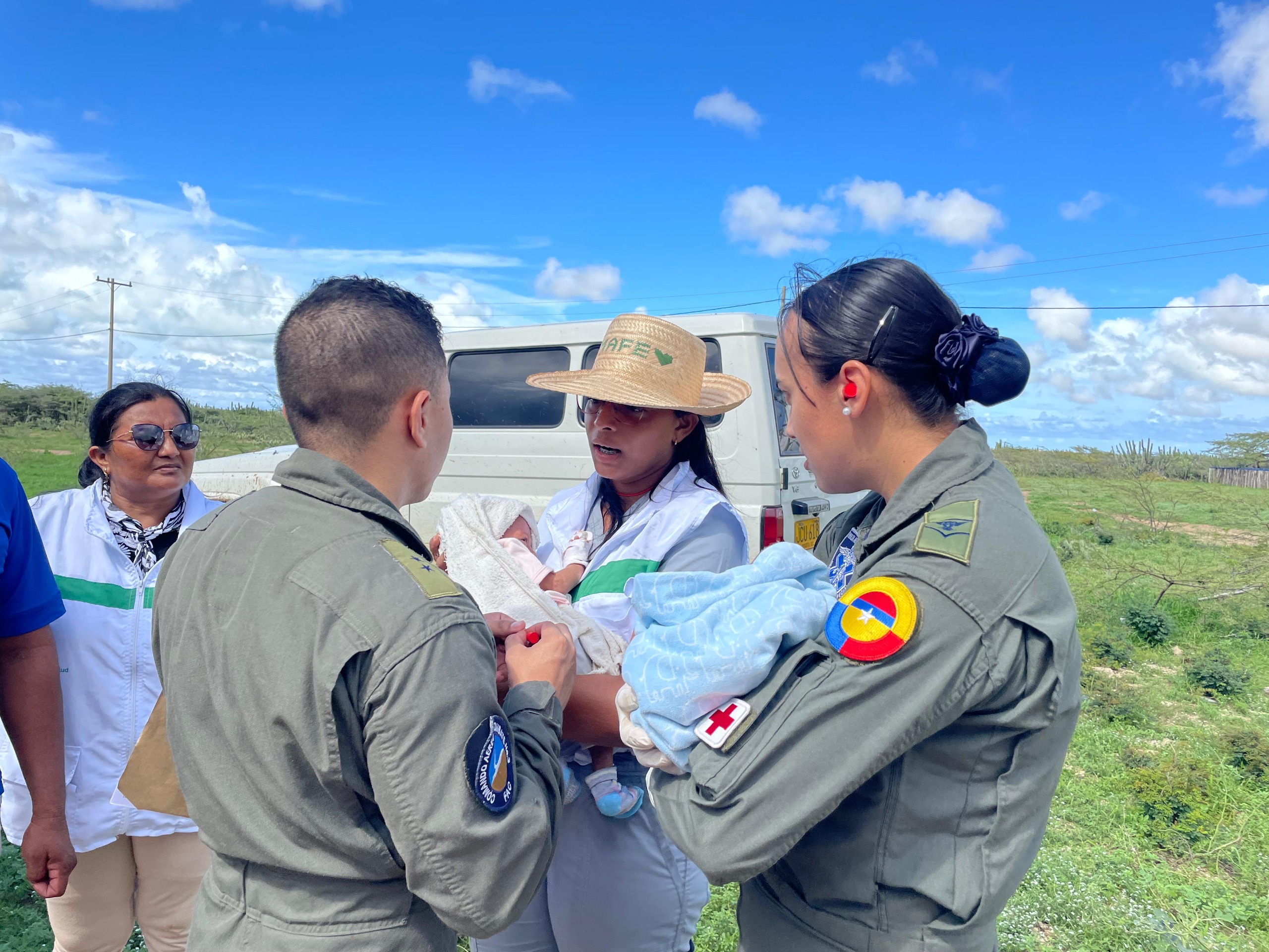 Personal médico militar y rescatistas especializados del Comando Aéreo de Combate No. 3