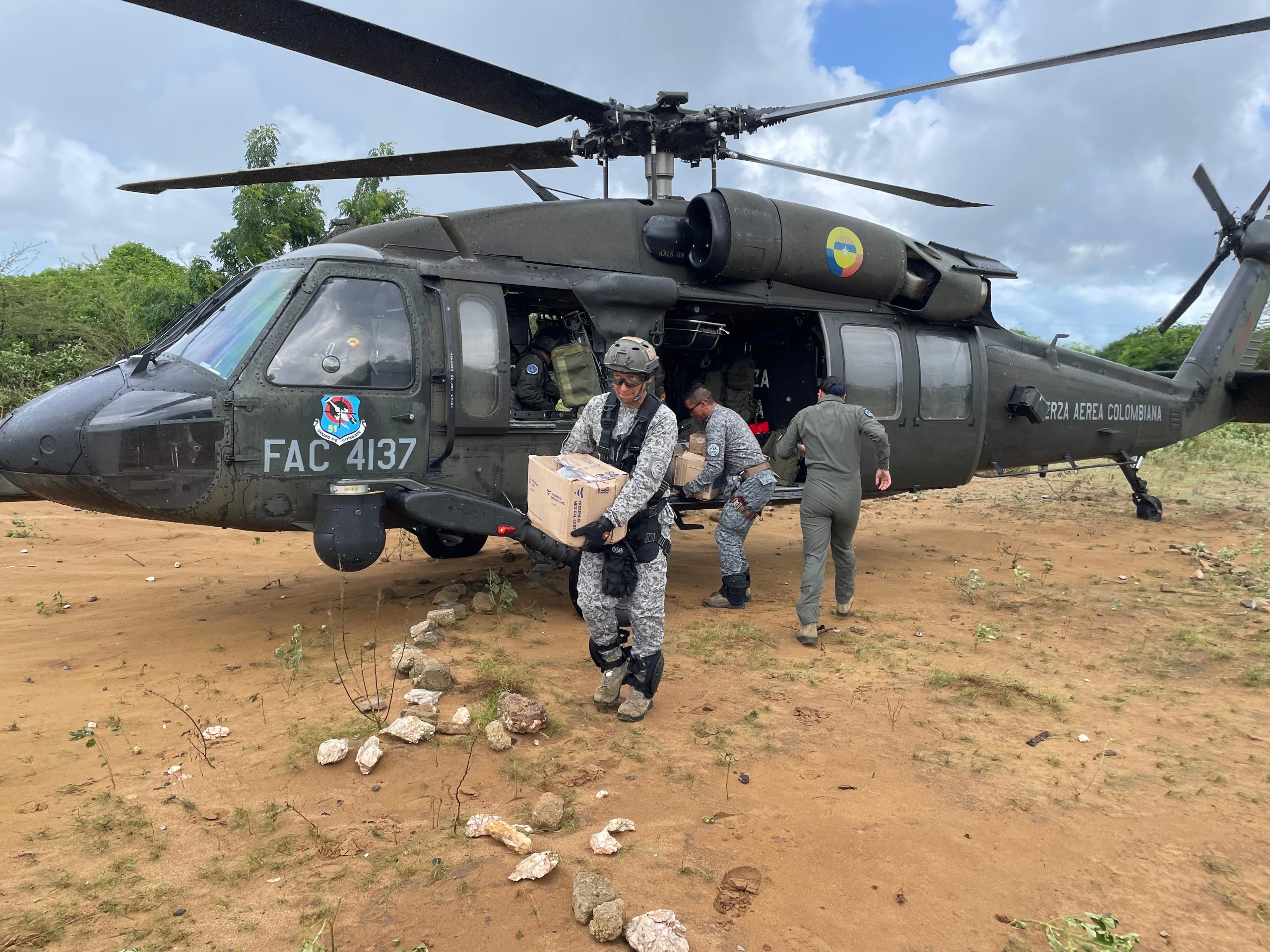 Helicóptero UH-60 Ángel del Comando Aéreo de Combate No. 5 donde trasladaron a los indígenas.