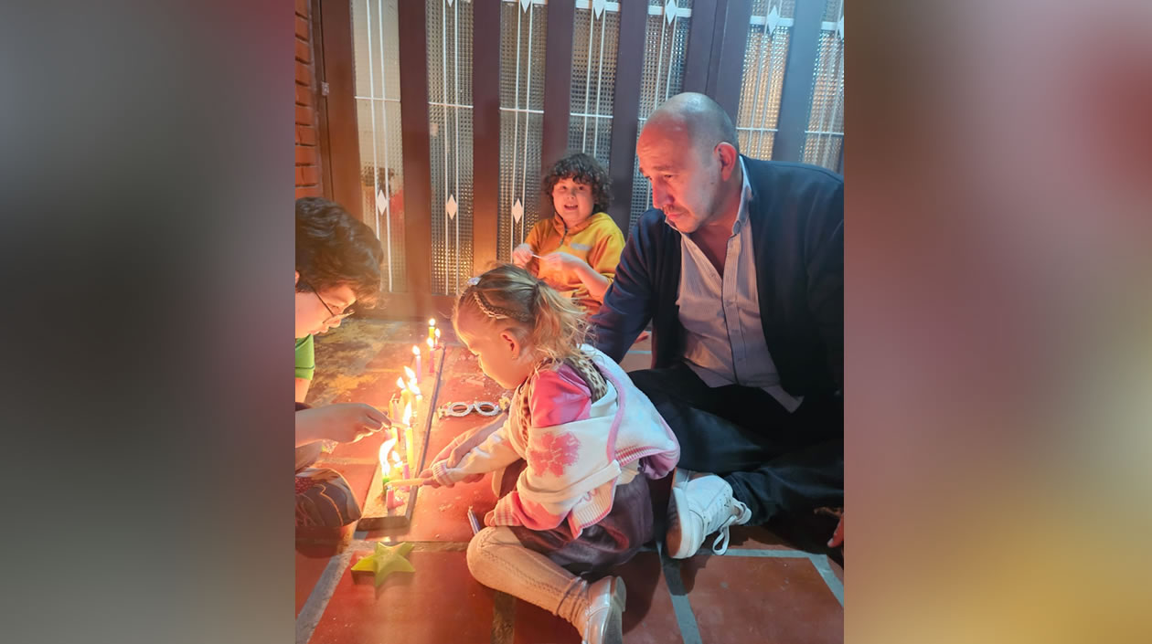 Antonella con su papá Héctor y sus primos, en Bogotá. 