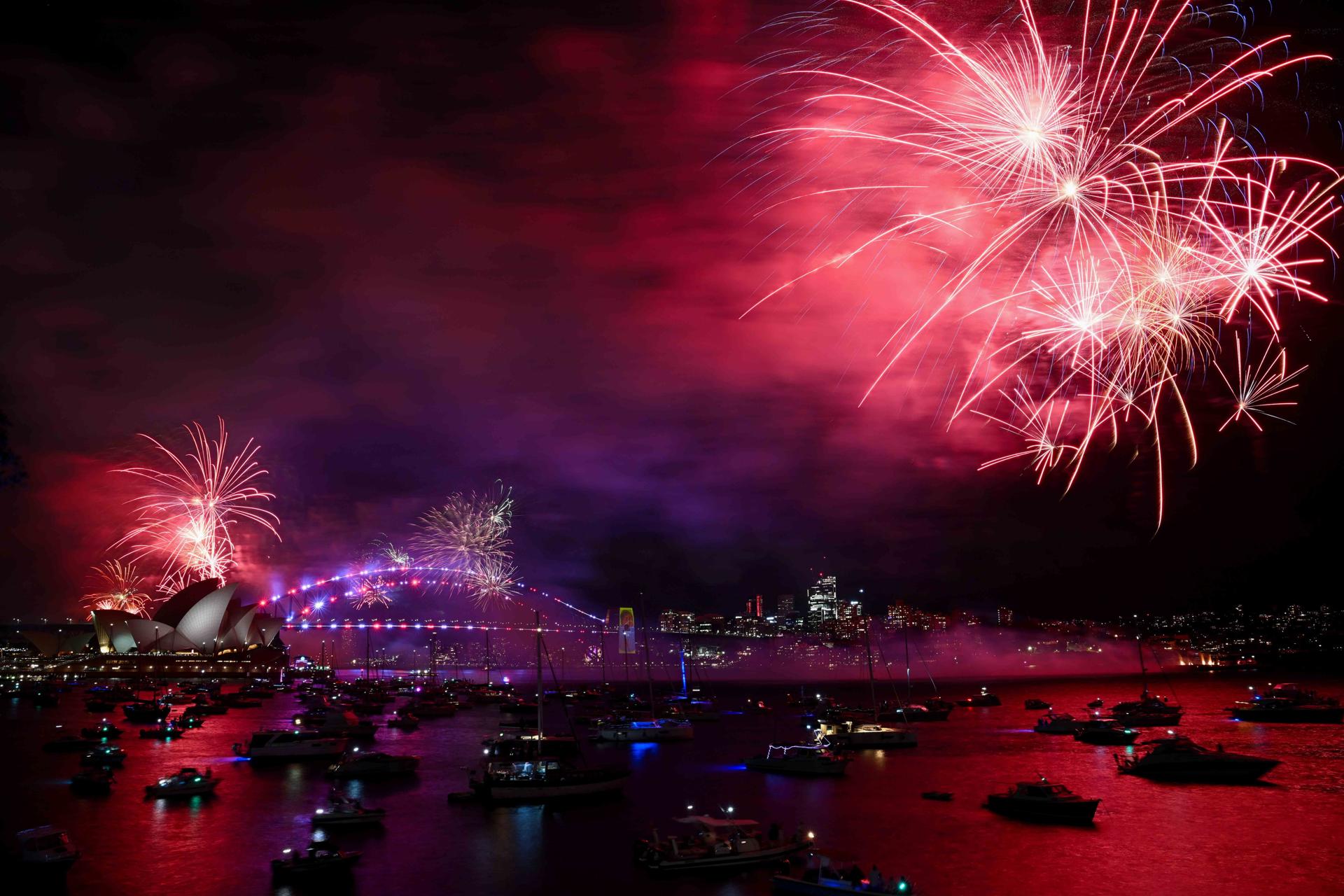 Miles de locales y turistas hacen presencia para disfrutar de los fuegos artificiales.