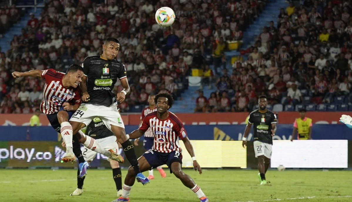 Bacca anotando el único gol de Junior.