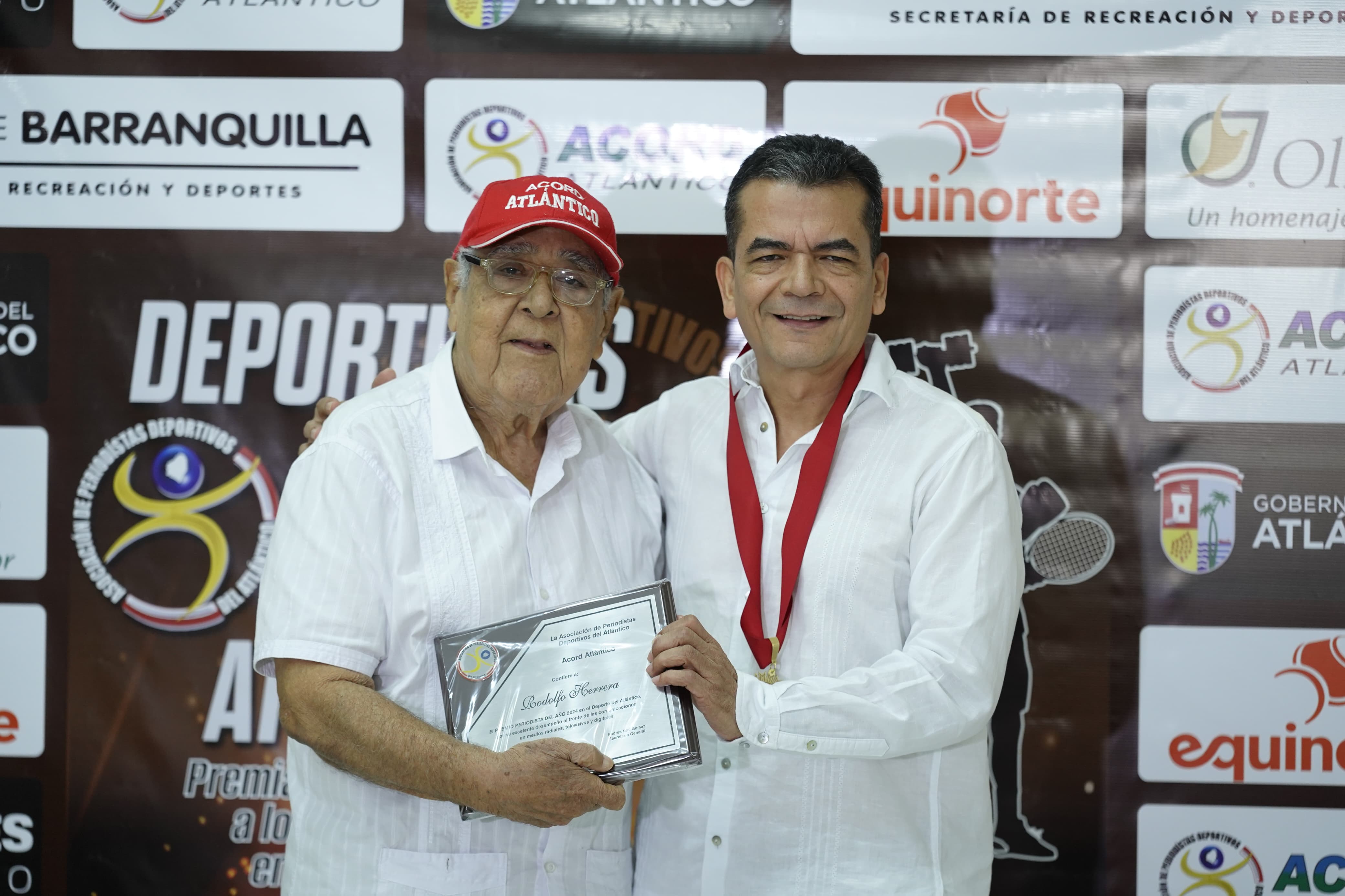 Rodolfo Herrera fue distinguido como periodista deportivo del año. En la foto con Isaac 'Chaco' Senior.