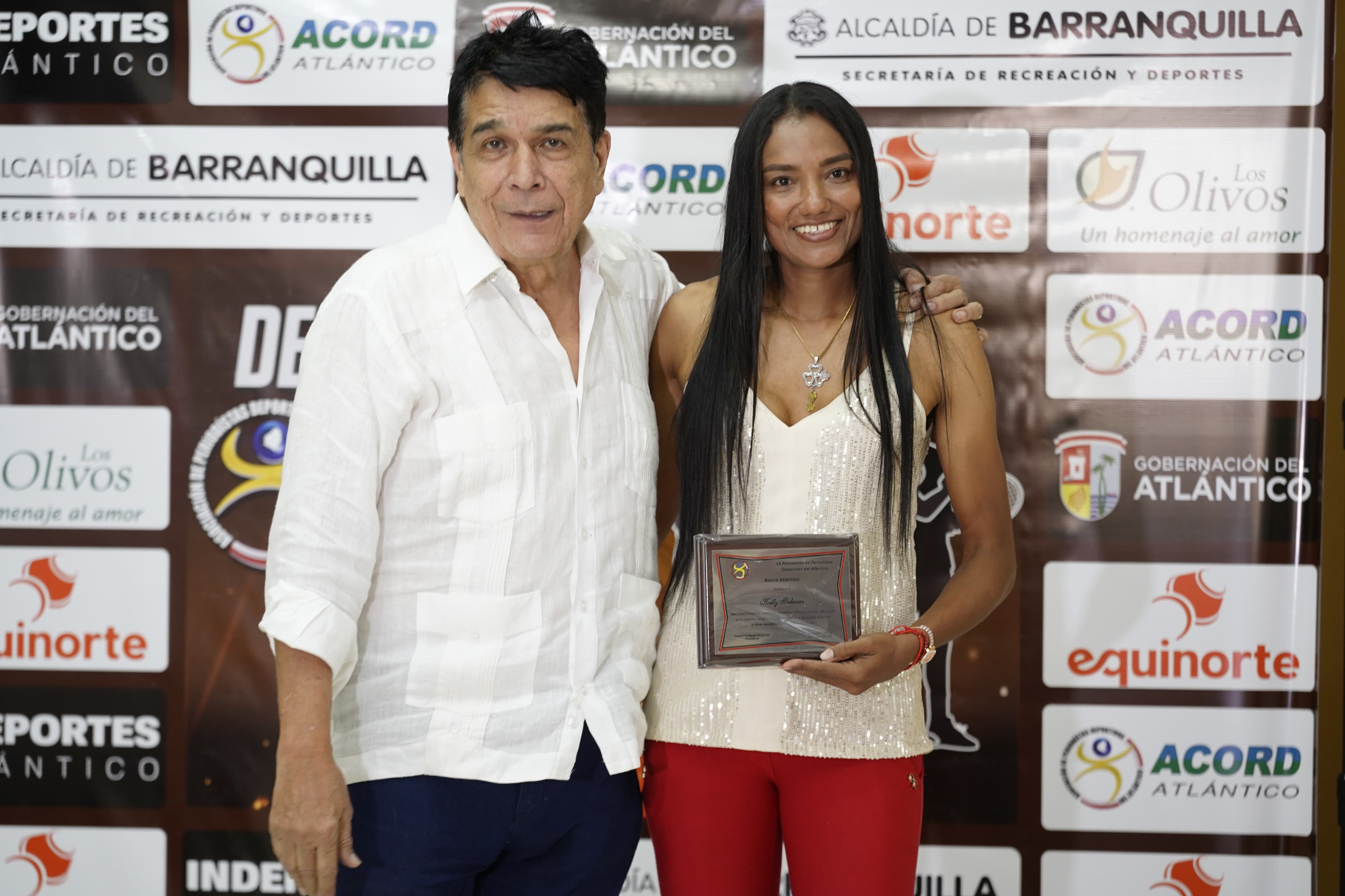 Mike Fajardo entregó el reconocimiento especial a Kelis Peduzine, entrenador dela Selección Colombia de amputadas. 