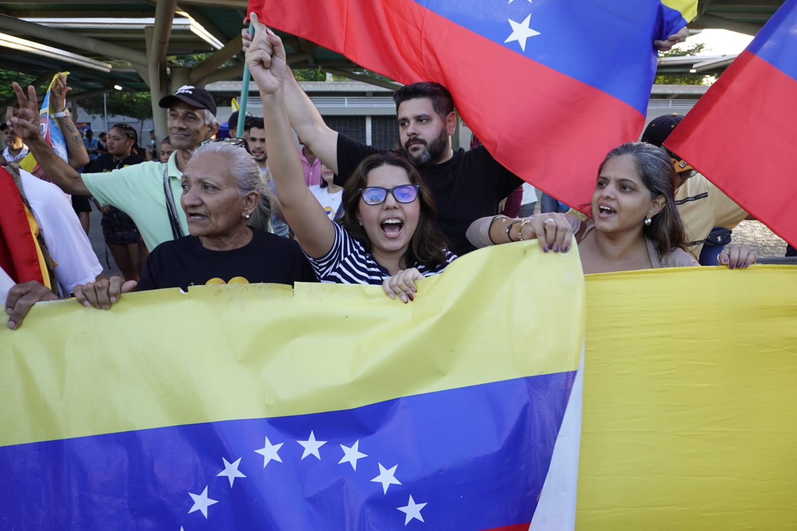 Banderas de Venezuela sostienen los que piden a Edmundo González.