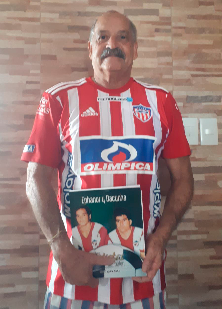 Vistiendo la camiseta del Junior que defendió  hace 50 años y que le entregó el delegado del Club Rojiblanco Hector Fabio Báez como homenaje a quien fue un gran ídolo de los junioristas.