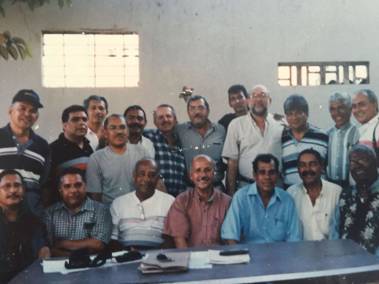 Exalumnos y profesores en la fundación de la primera Asociación de exalumnos del Codeba. Acto celebrado en el 2001.